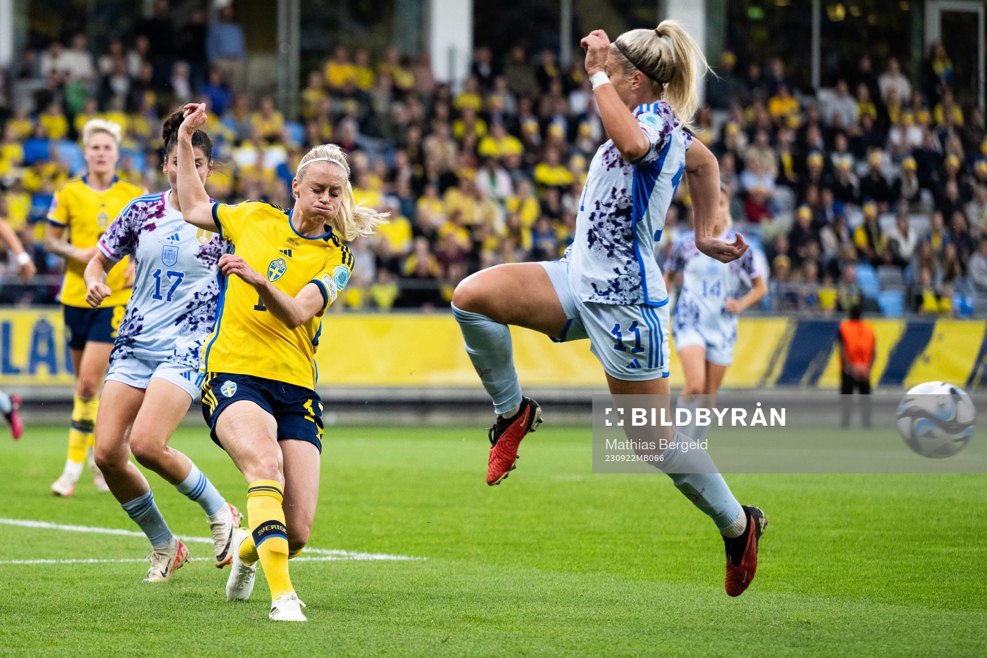 Amanda Ilestedt of Sweden and Alexia Putellas of Spain