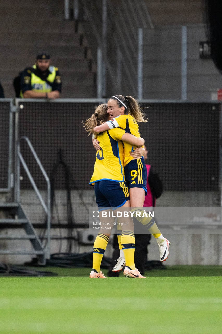 Magdalena Eriksson of Sweden celebrates with Kosovare