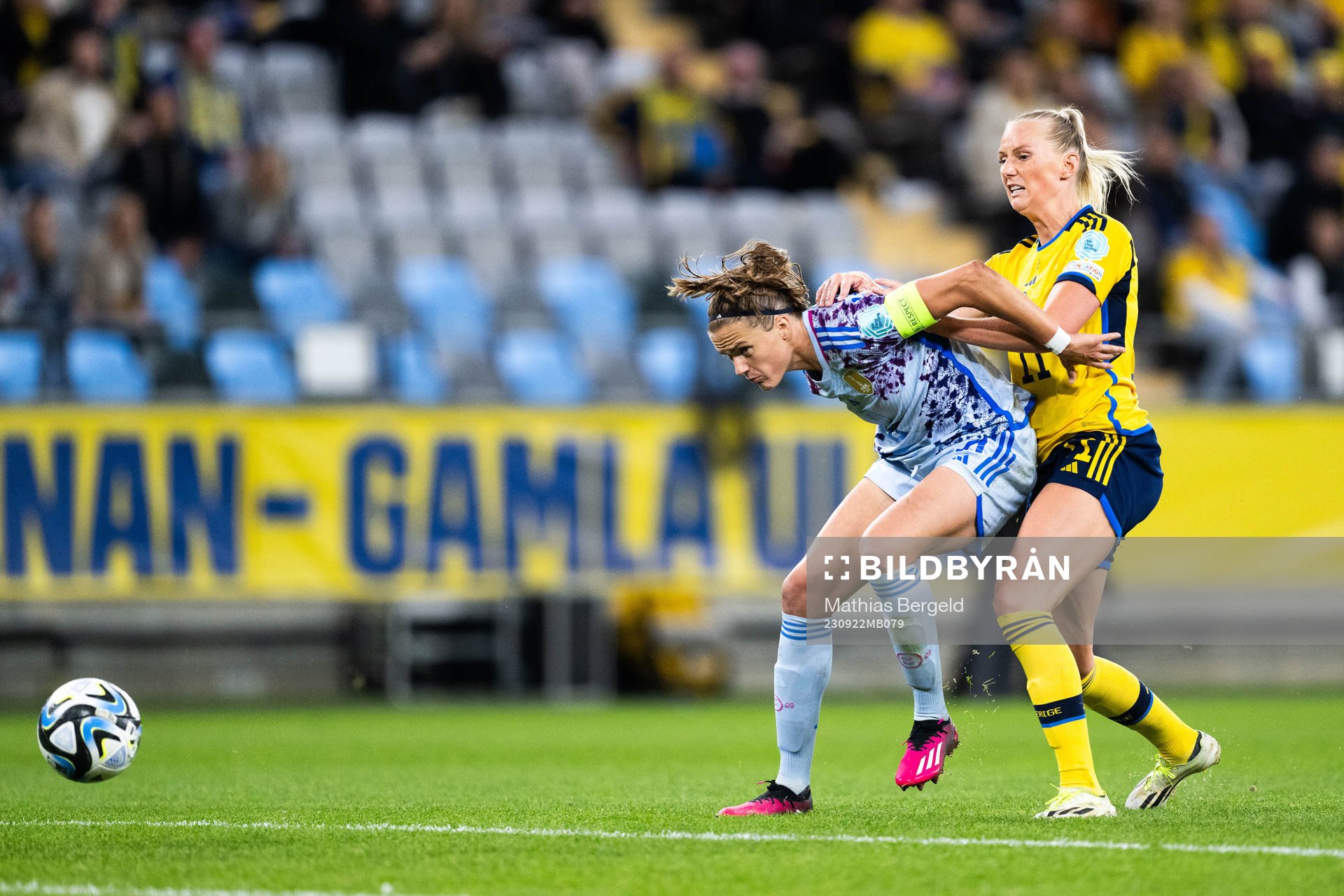 Irene Paredes of Spain and Stina Blackstenius of Sweden