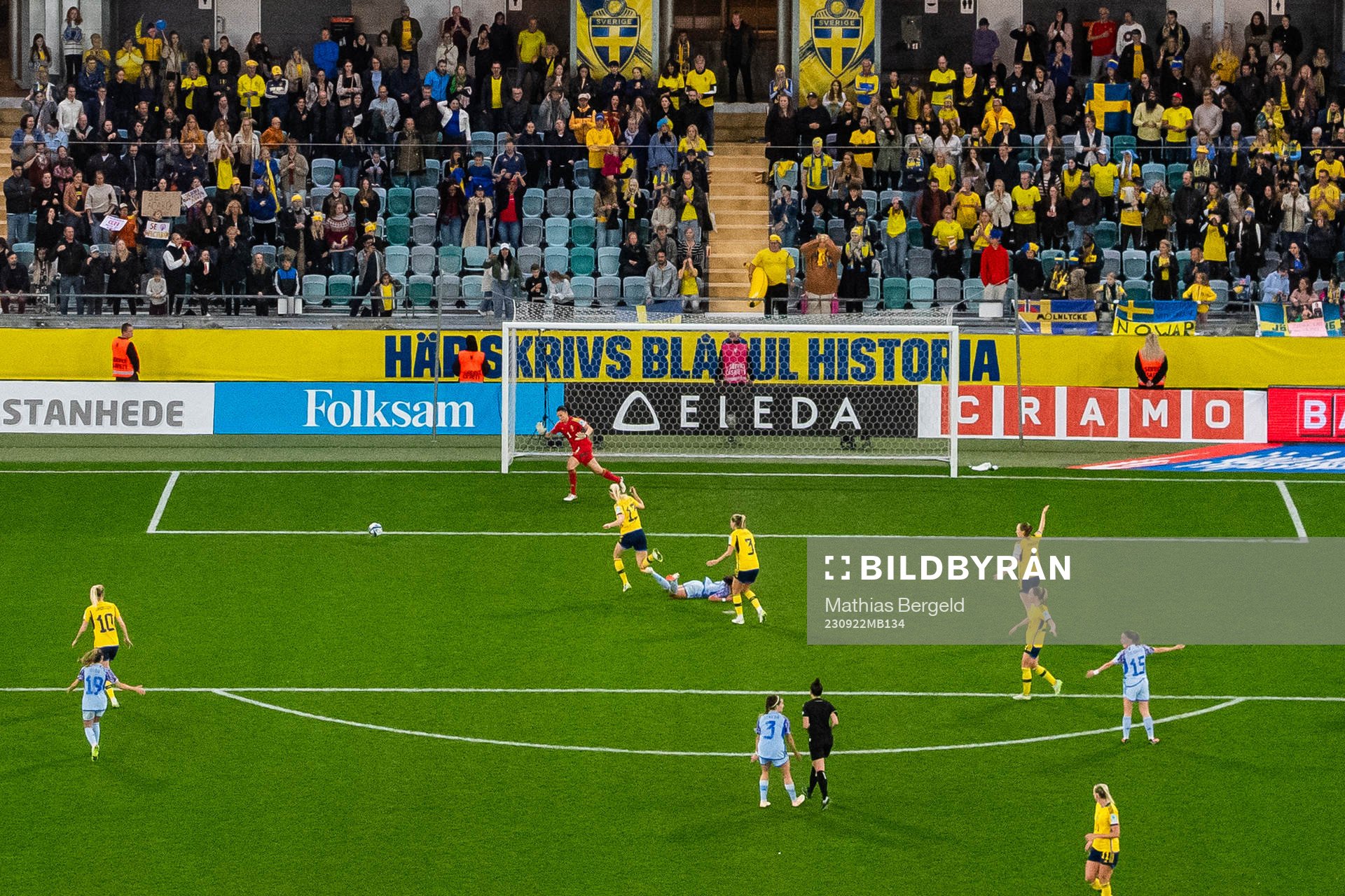 Amanda Ilestedt of Sweden competes for the ball with Amaiur