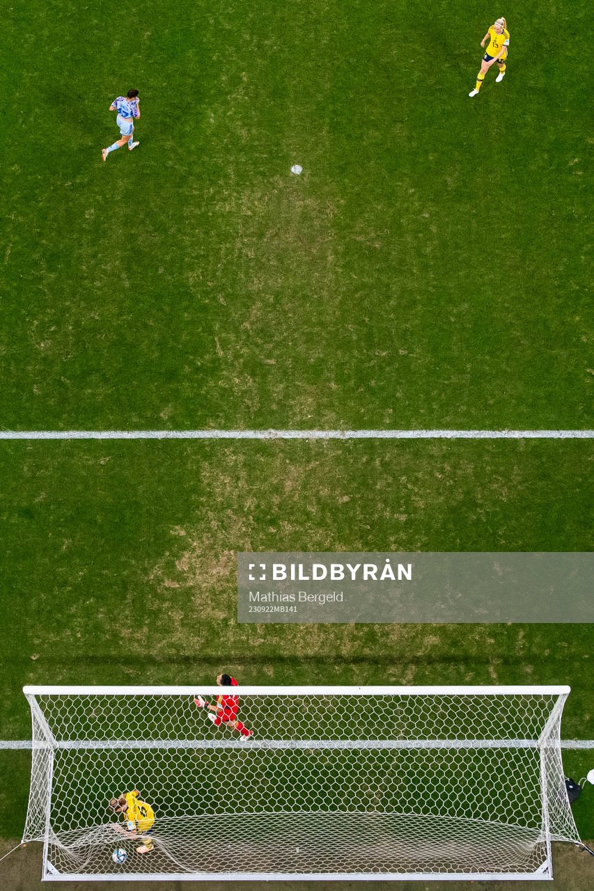 Amanda Ilestedt, Magdalena Eriksson and goalkeeper Zecira