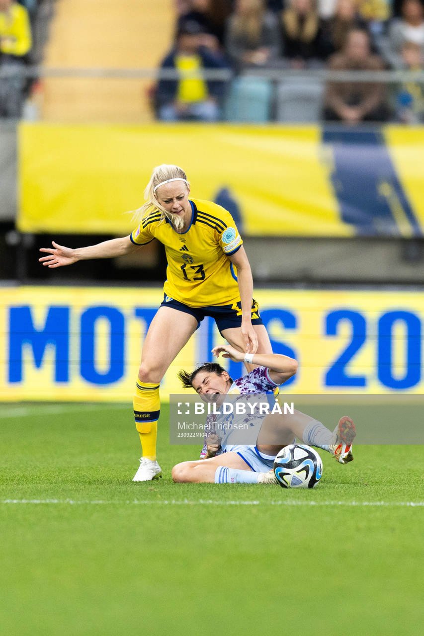 Amanda Ilestedt of Sweden and Lucía García Córdoba of
