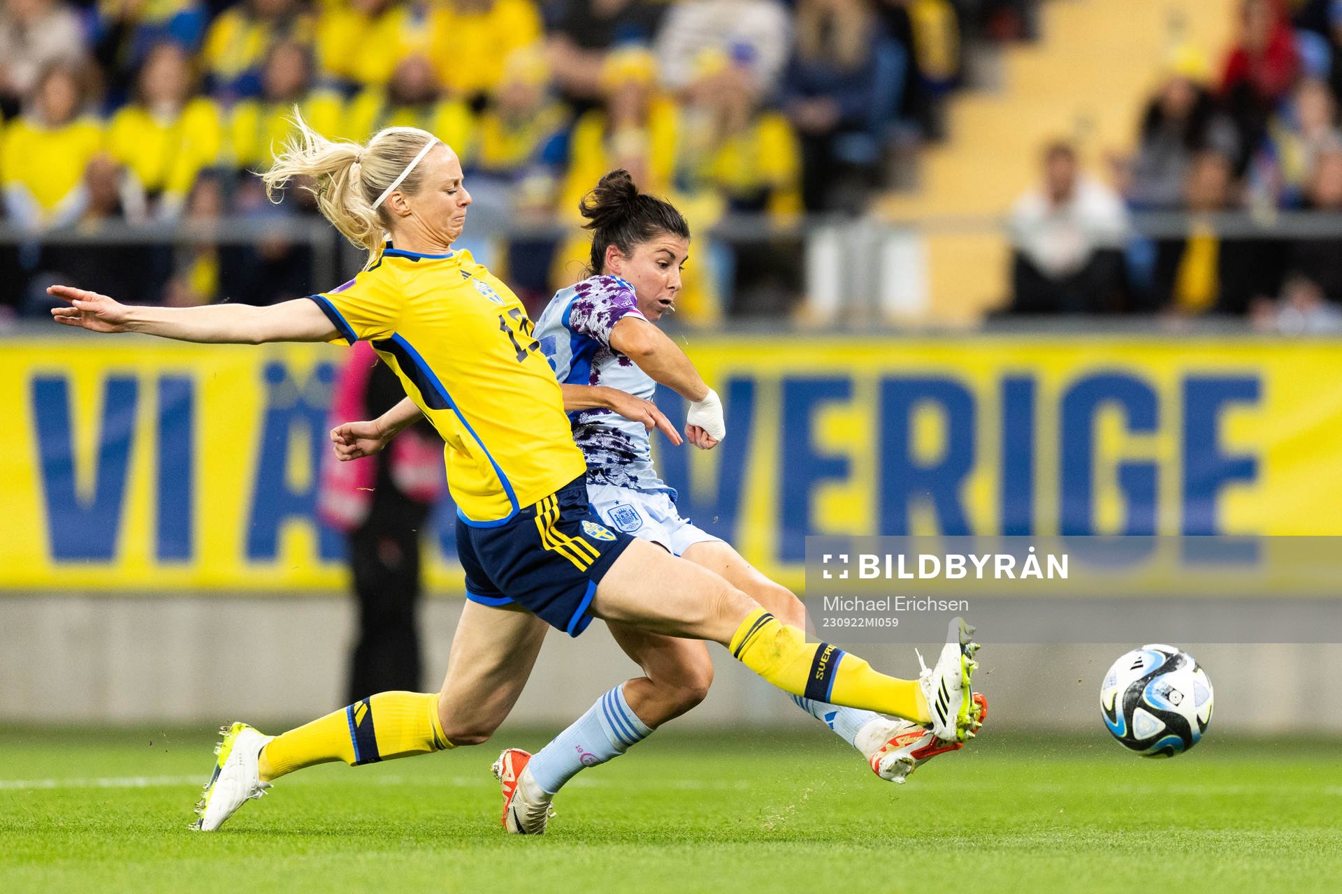 Amanda Ilestedt of Sweden and Lucía García Córdoba of
