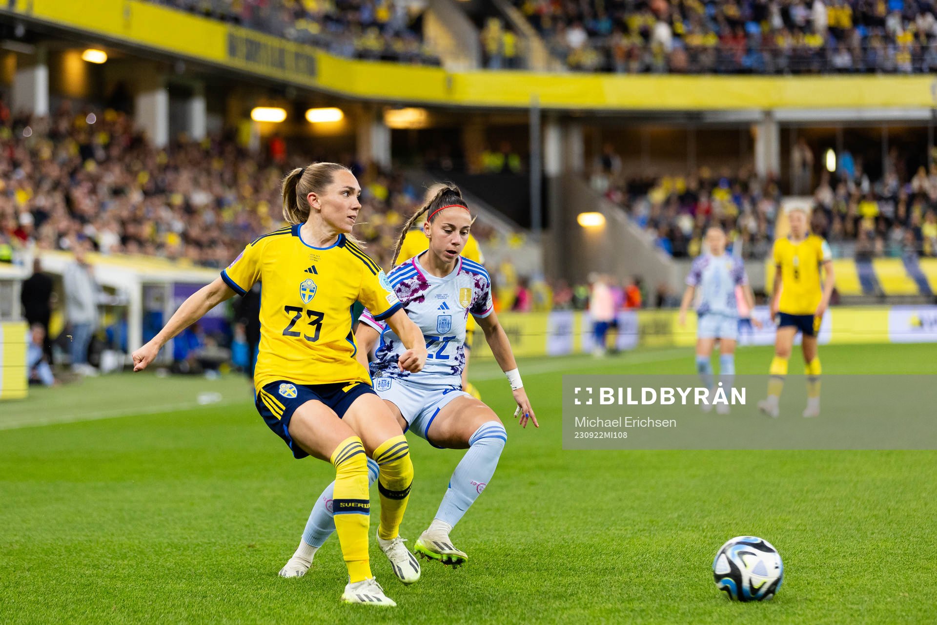 Elin Rubensson of Sweden and Athenea del Castillo of Spain during the Nations League football match between Sweden and Spain on September 22, 2023 in Gothenburg.
