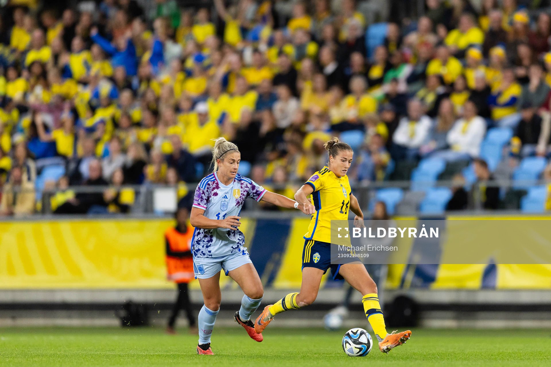 Alexia Putellas of Spain and Filippa Angeldahl of Sweden
