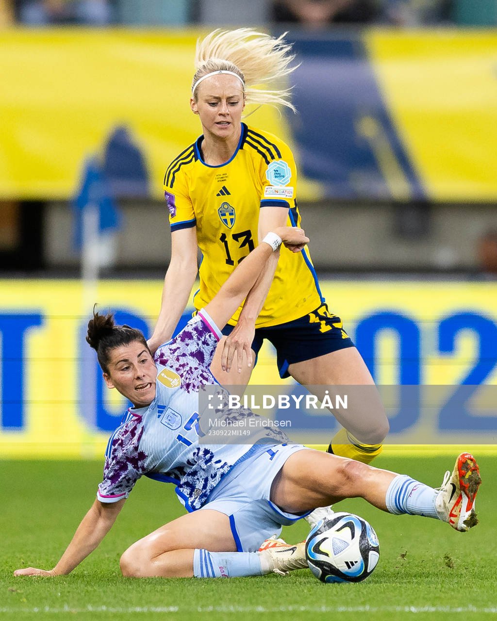 Amanda Ilestedt of Sweden and Lucía García Córdoba of
