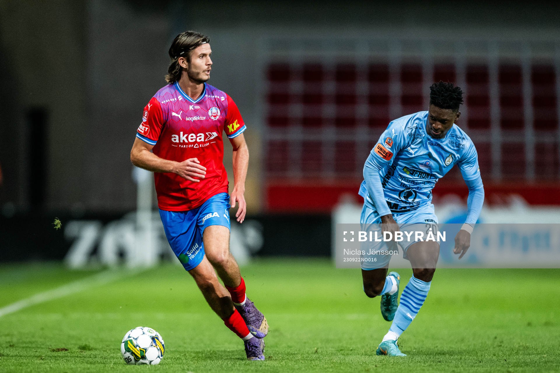 Helsingborgs Wilhelm Loeper och AFC Eskilstunas Emmanuel