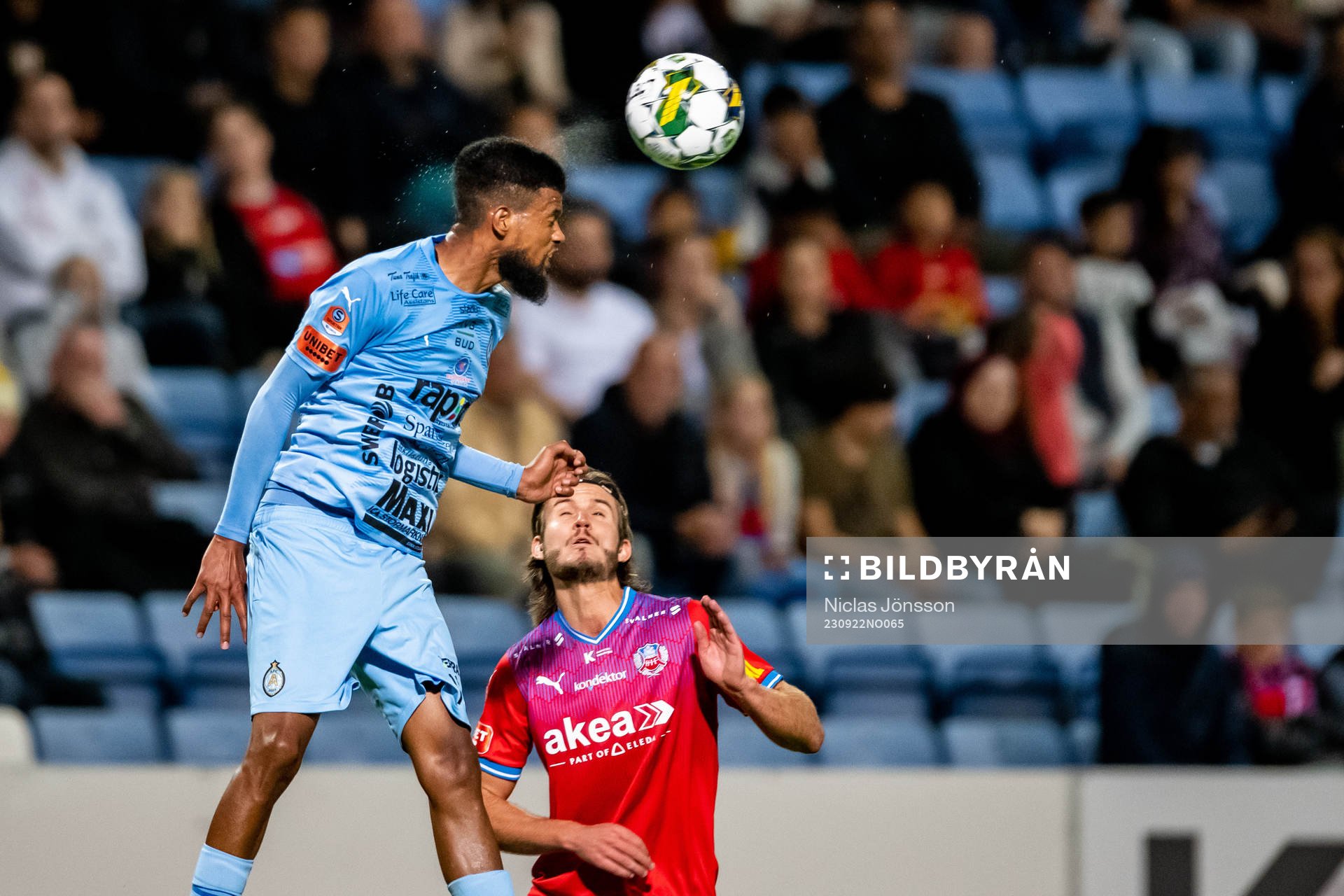 AFC Eskilstunas Yagan Sasman och Helsingborgs Wilhelm Loeper