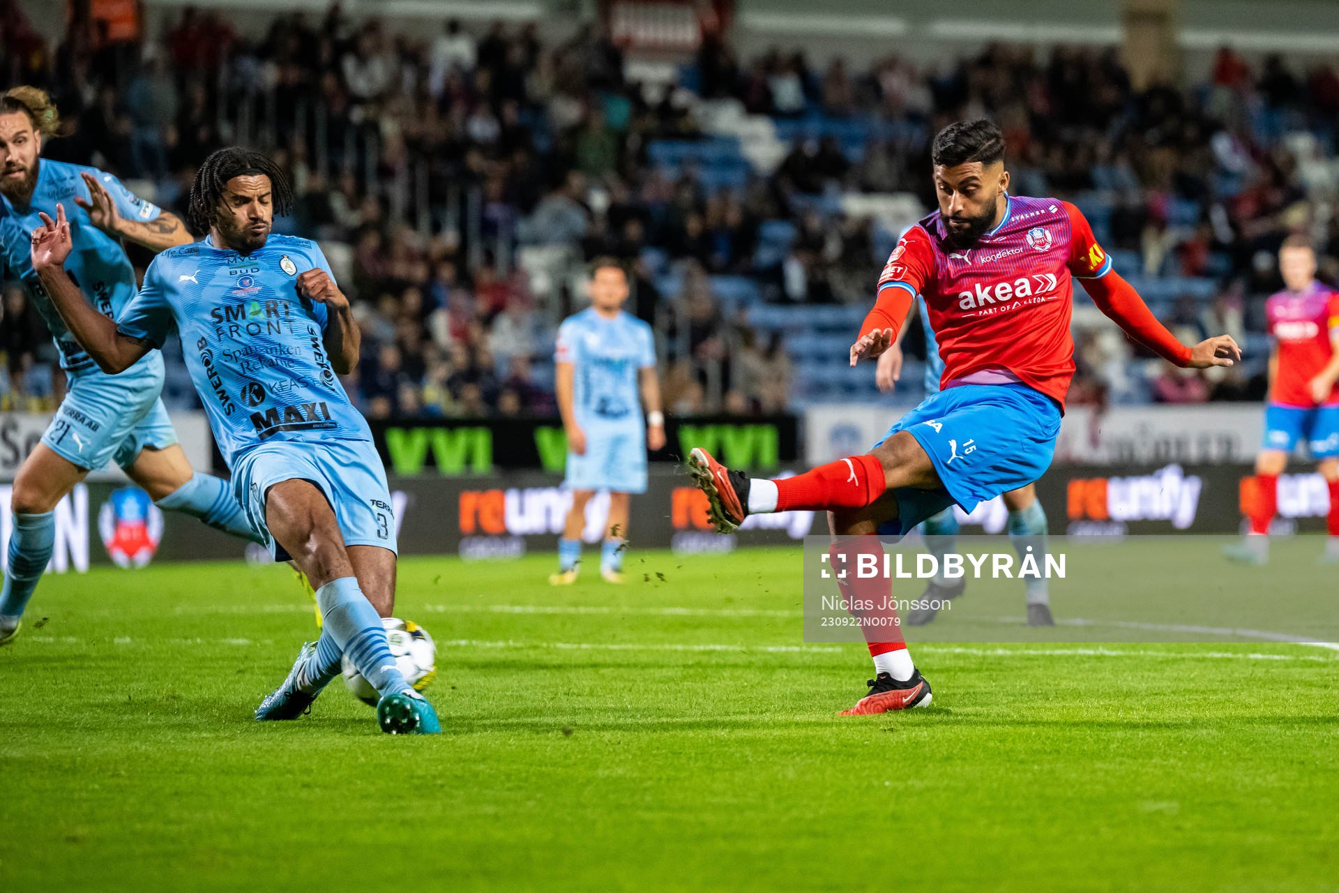 AFC Eskilstunas Ezekiel David Fryers och Helsingborgs Amin Al-Hamawi under fotbollsmatchen i Superettan mellan Helsingborg och AFC Eskilstuna den 22 september 2023 i Helsingborg.
