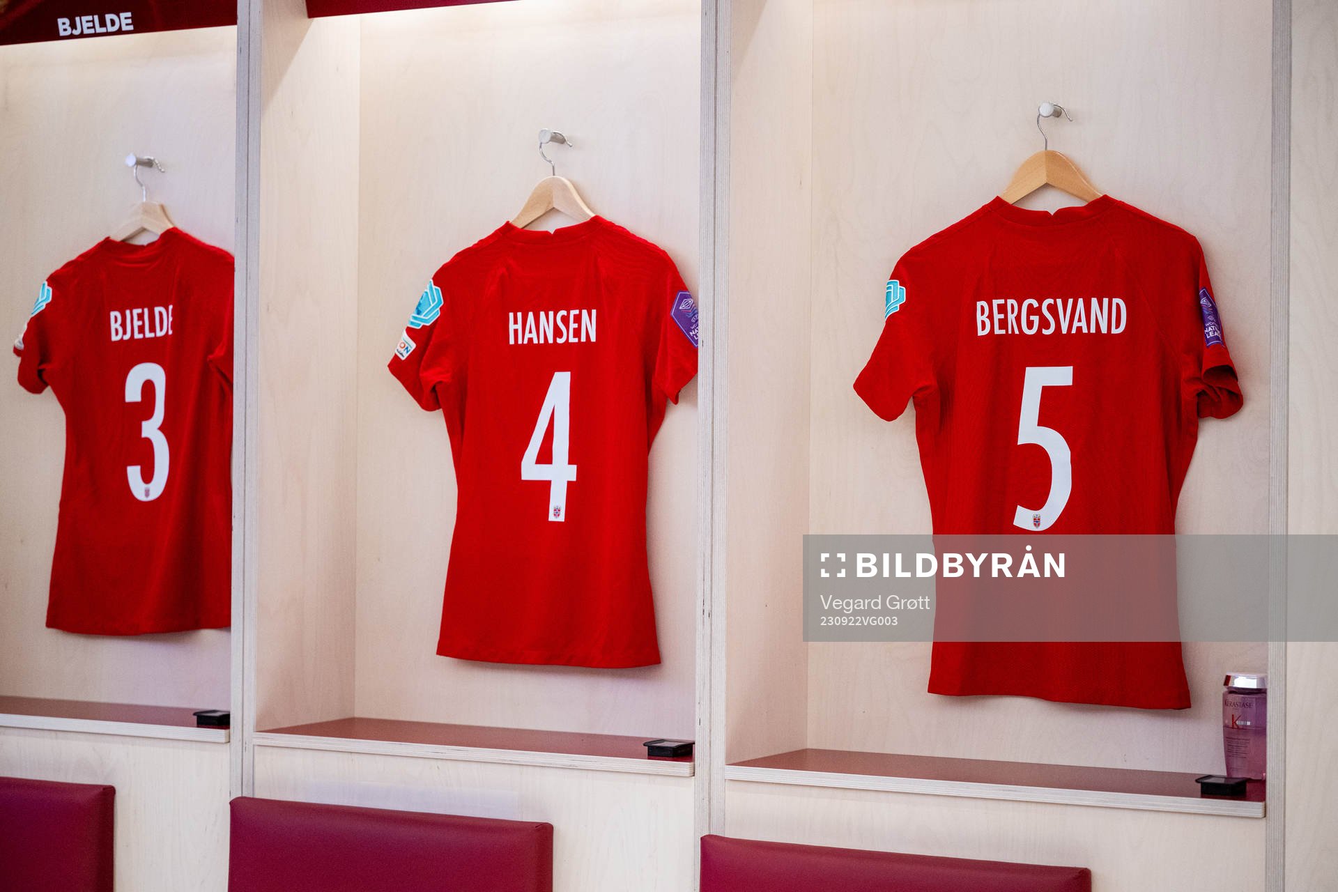 The kits of Thea Bjelde, Tuva Hansen and Guro Bergsvand of