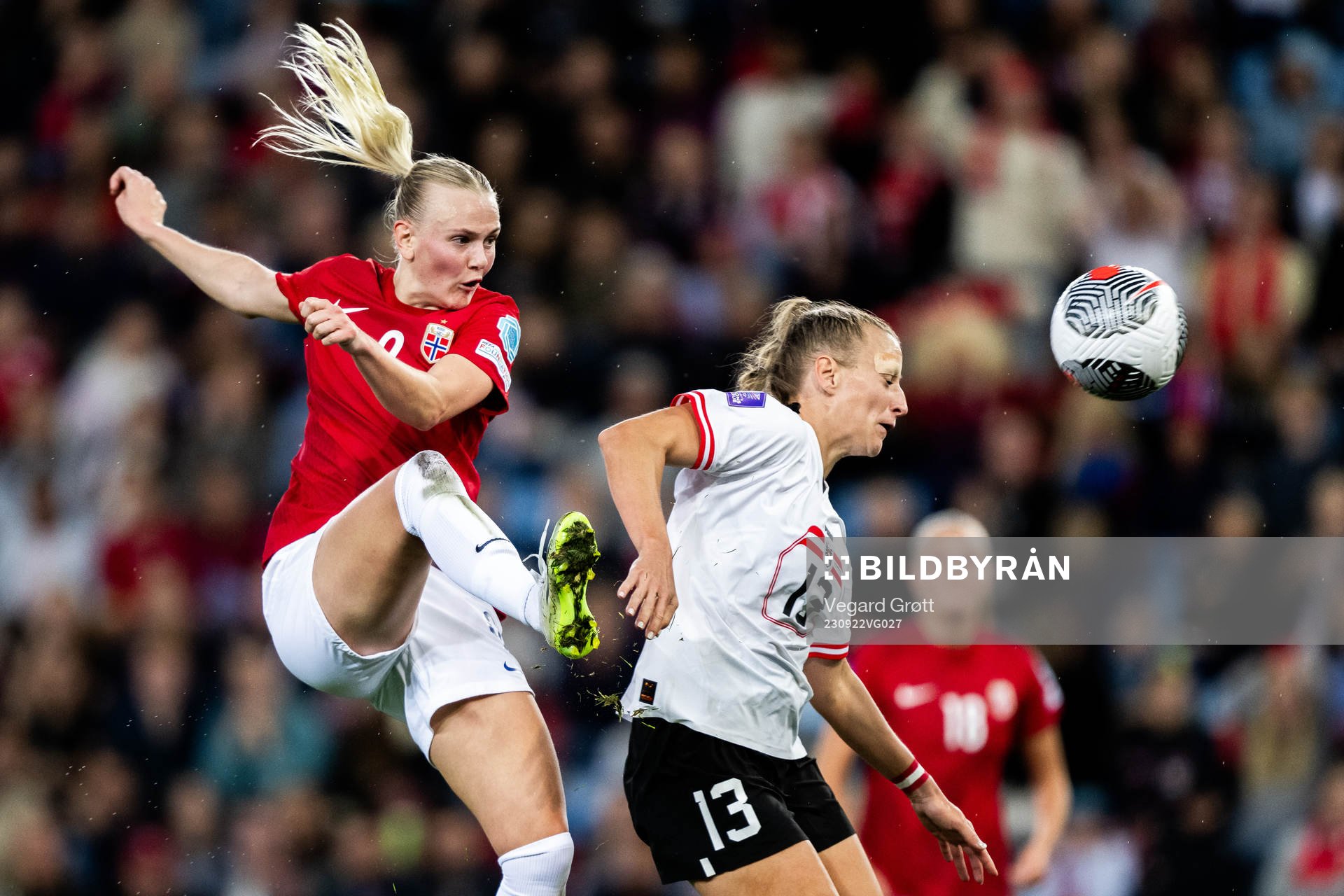 Karina Sævik of Norway scores 1-0