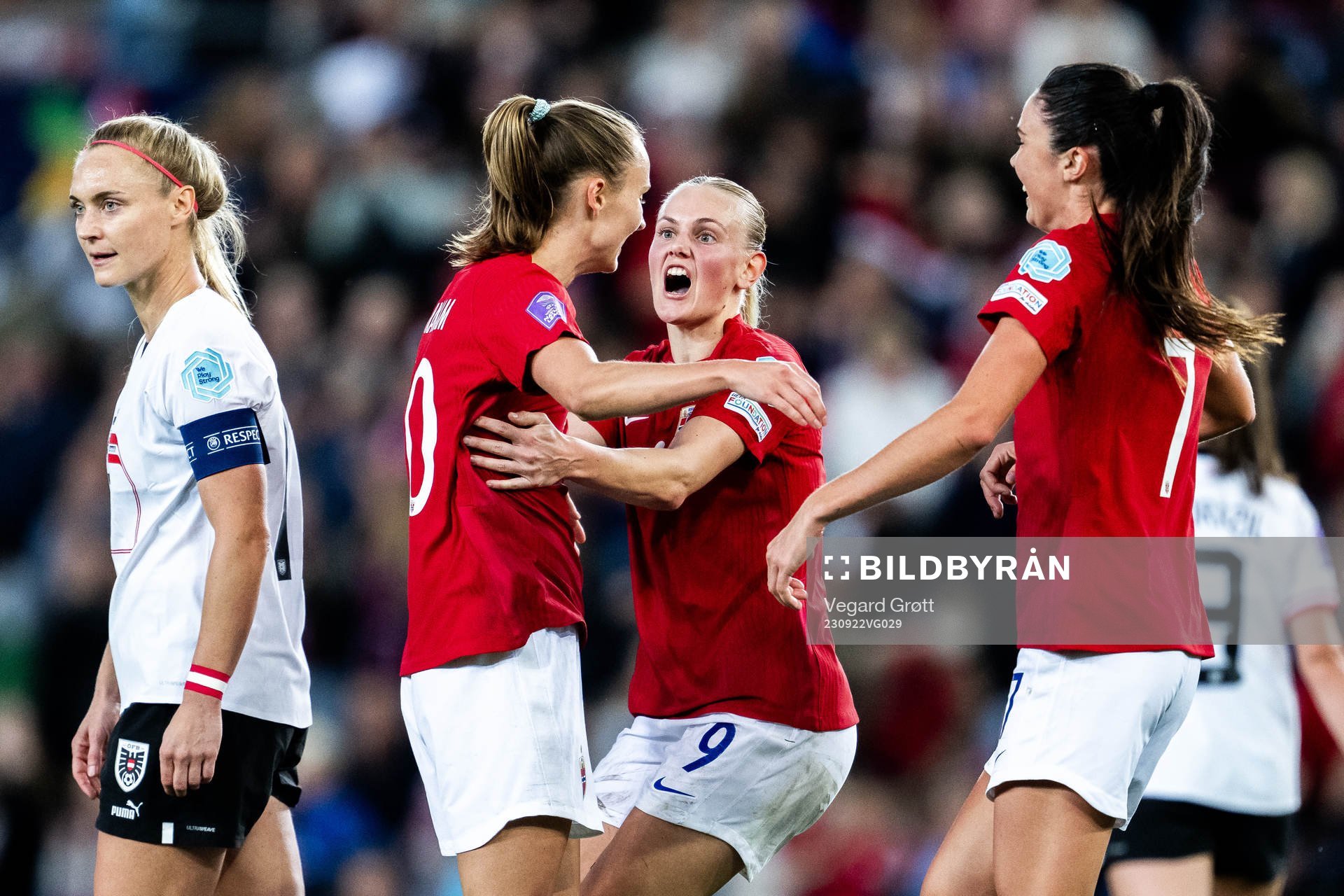 Karina Sævik celebrates with Caroline Graham Hansen of