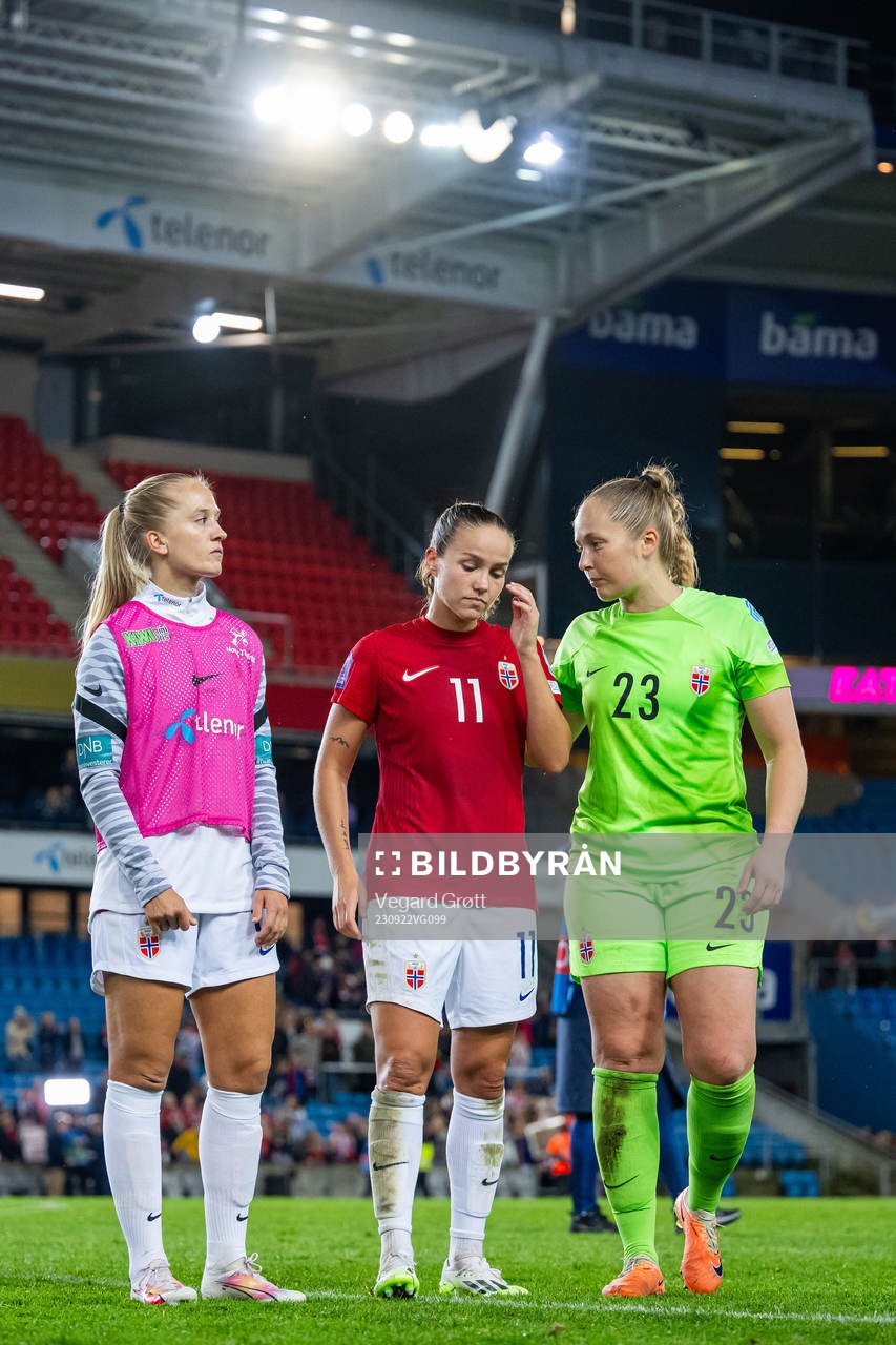 Amalie Eikeland, Guro Reiten and goalkeeper Aurora Mikalsen