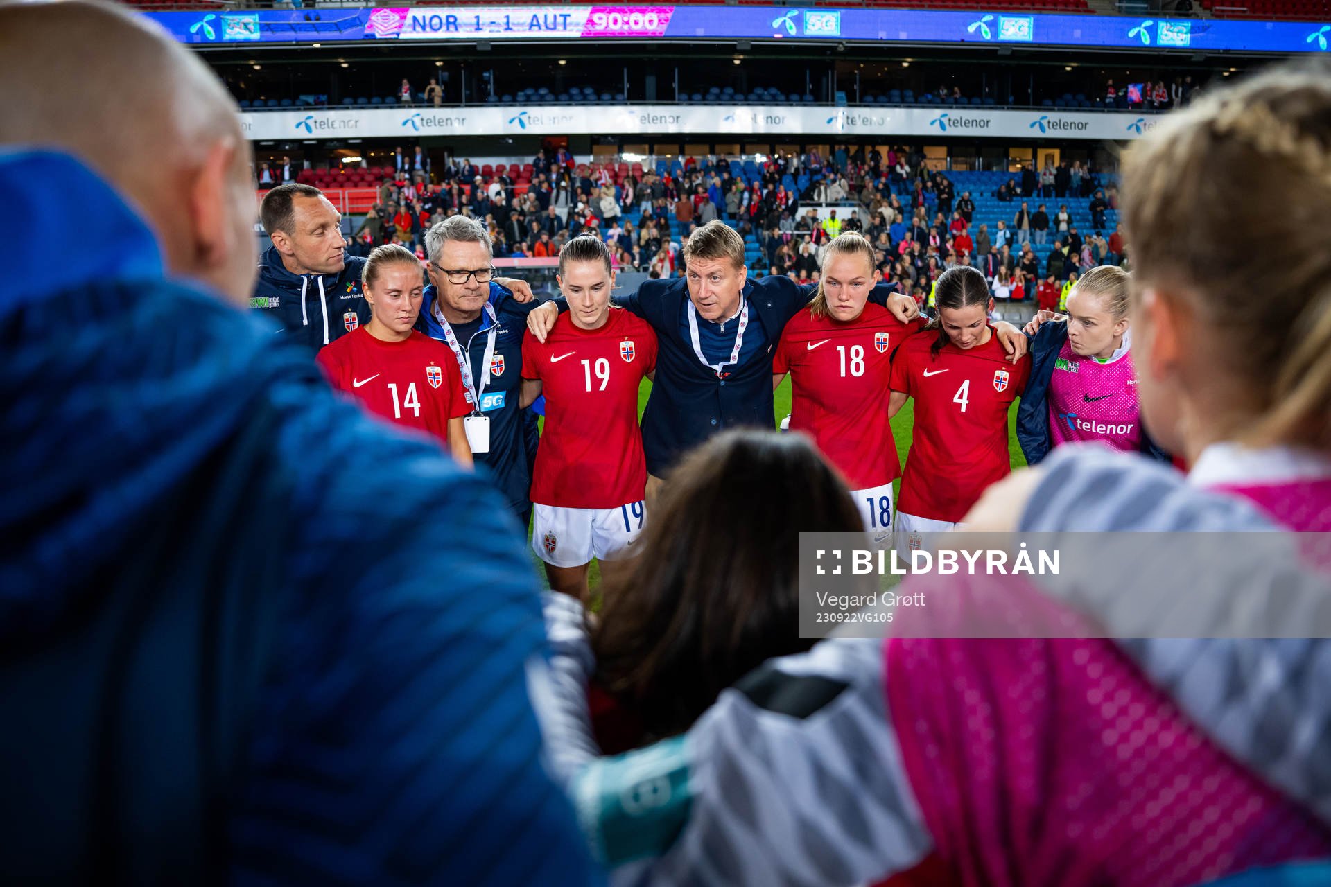 Leif Gunnar Smerud, head coach of Norway, talks to players