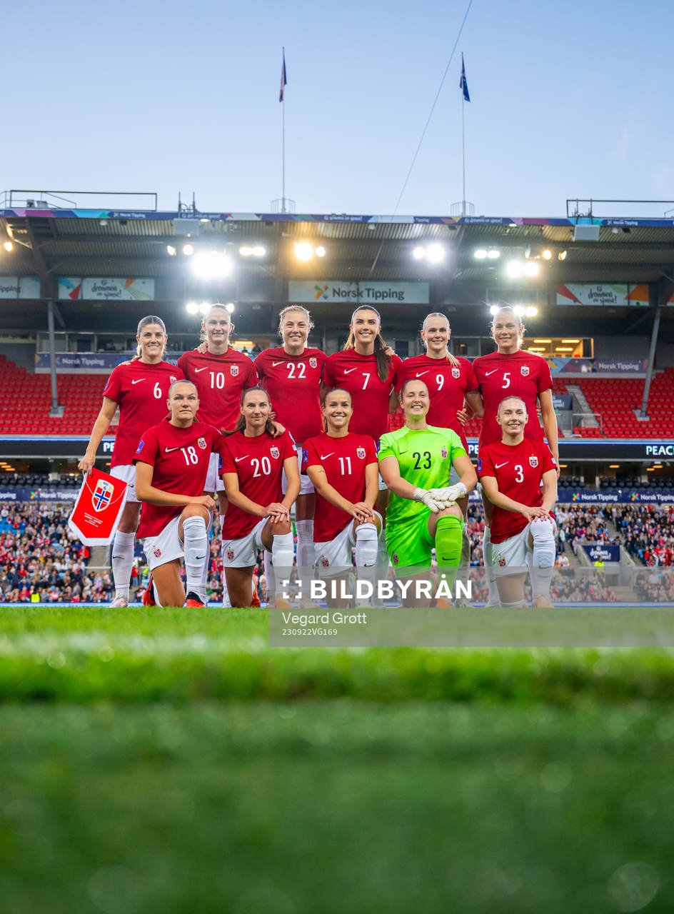 The starting eleven of Norway pose for a team photo