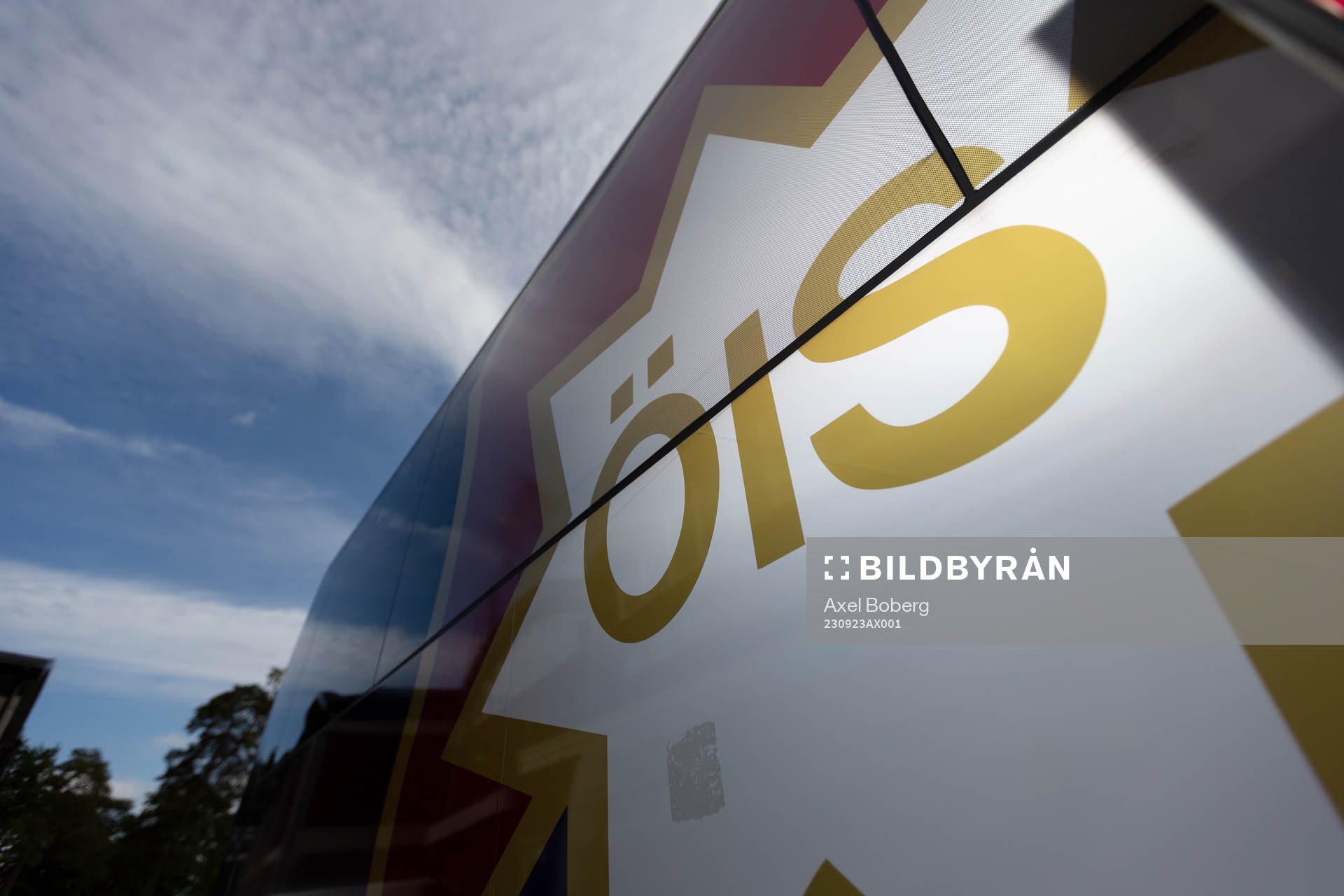 Örgrytes logotyp på spelarbussen
