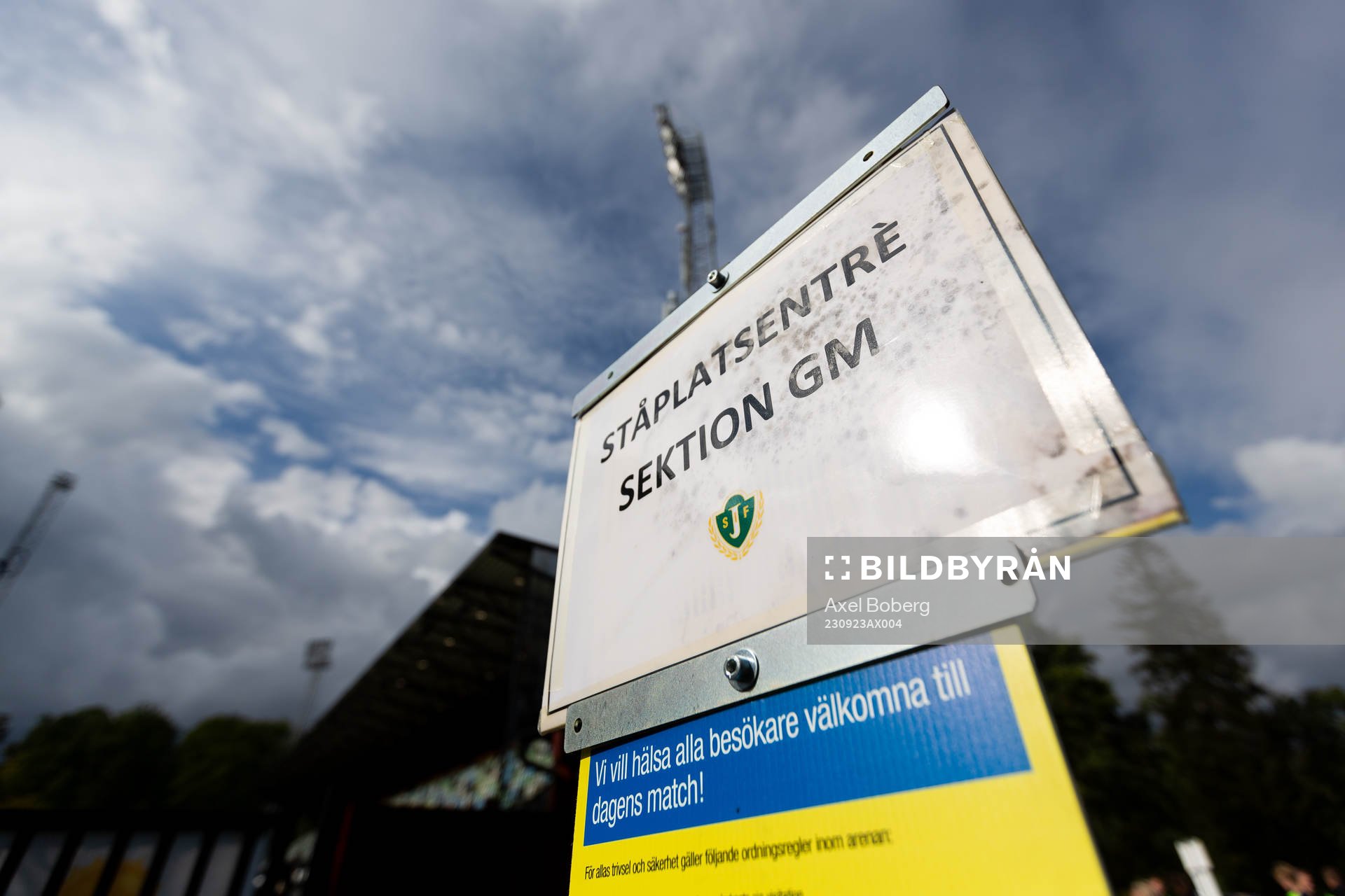 En skylt vid entrén till ståplatsläktaren