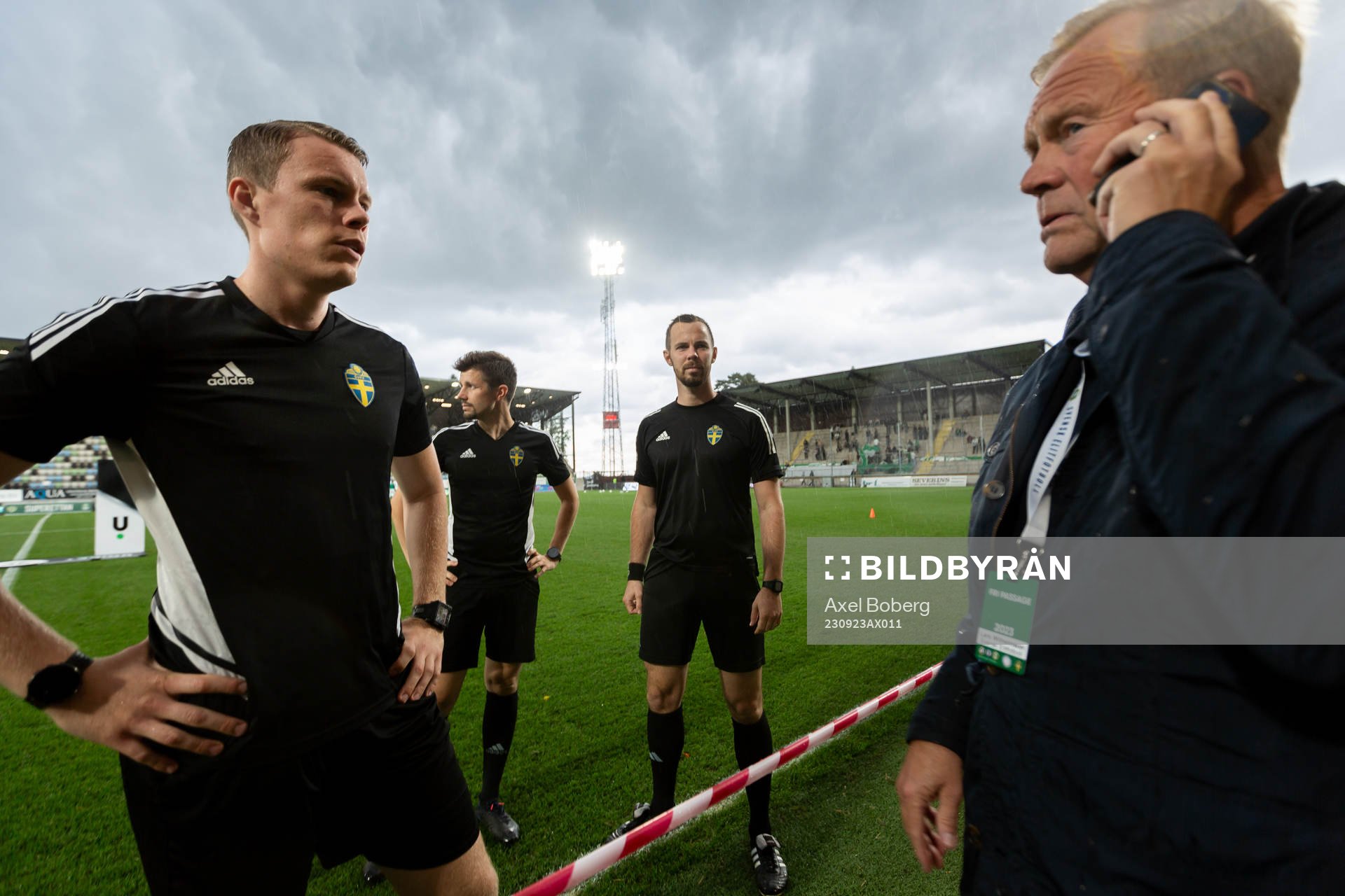 Domare Oscar Johnson diskuterar ang vädret