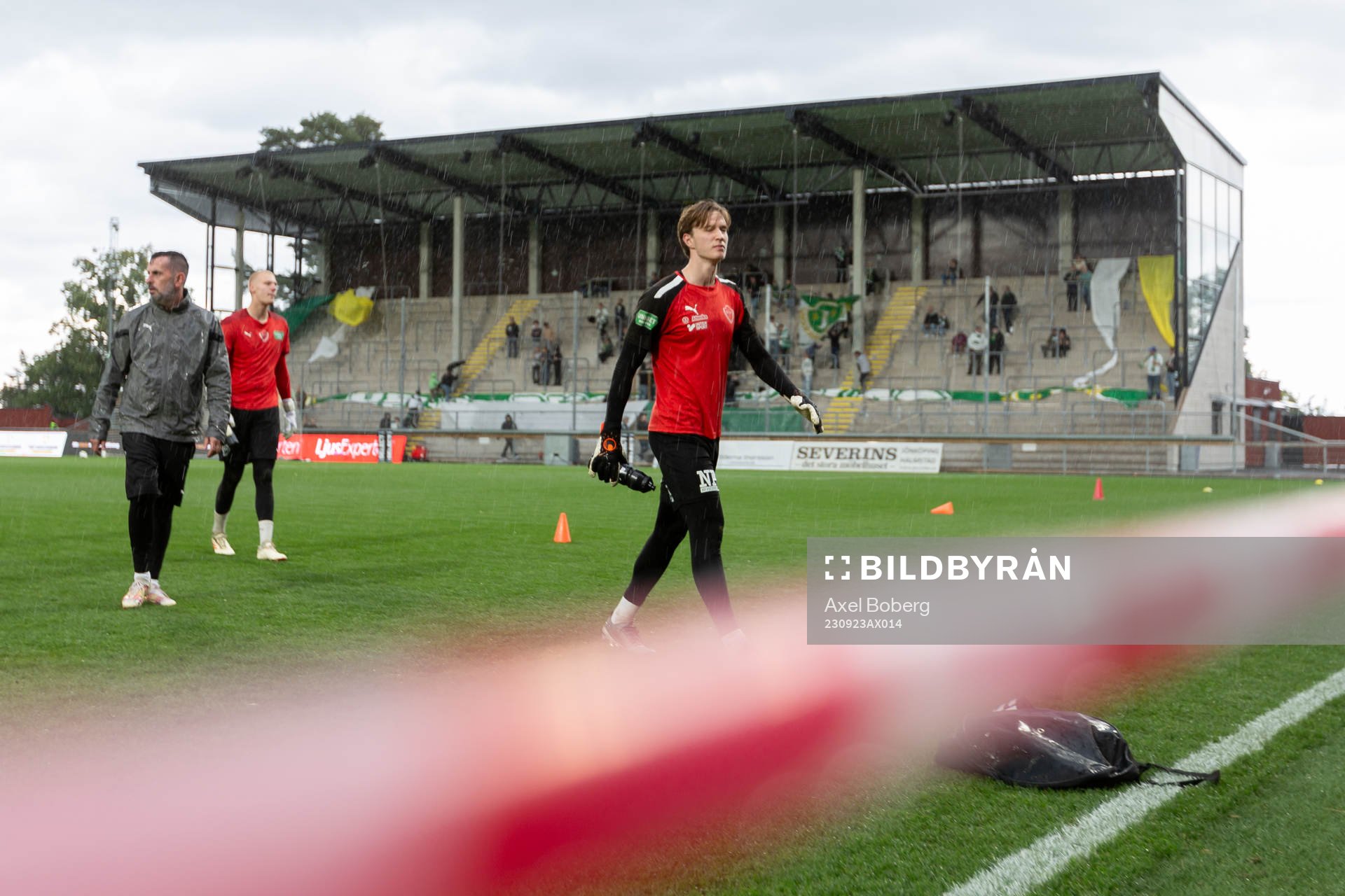 Jönköpings Södras målvakt David Celic lämnar planen