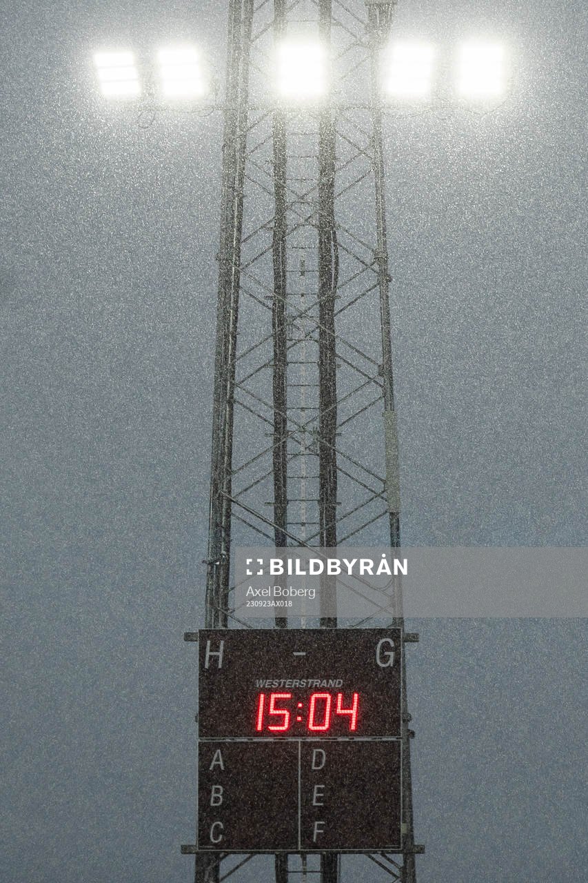 Oväder försenar fotbollsmatchen i Superettan mellan