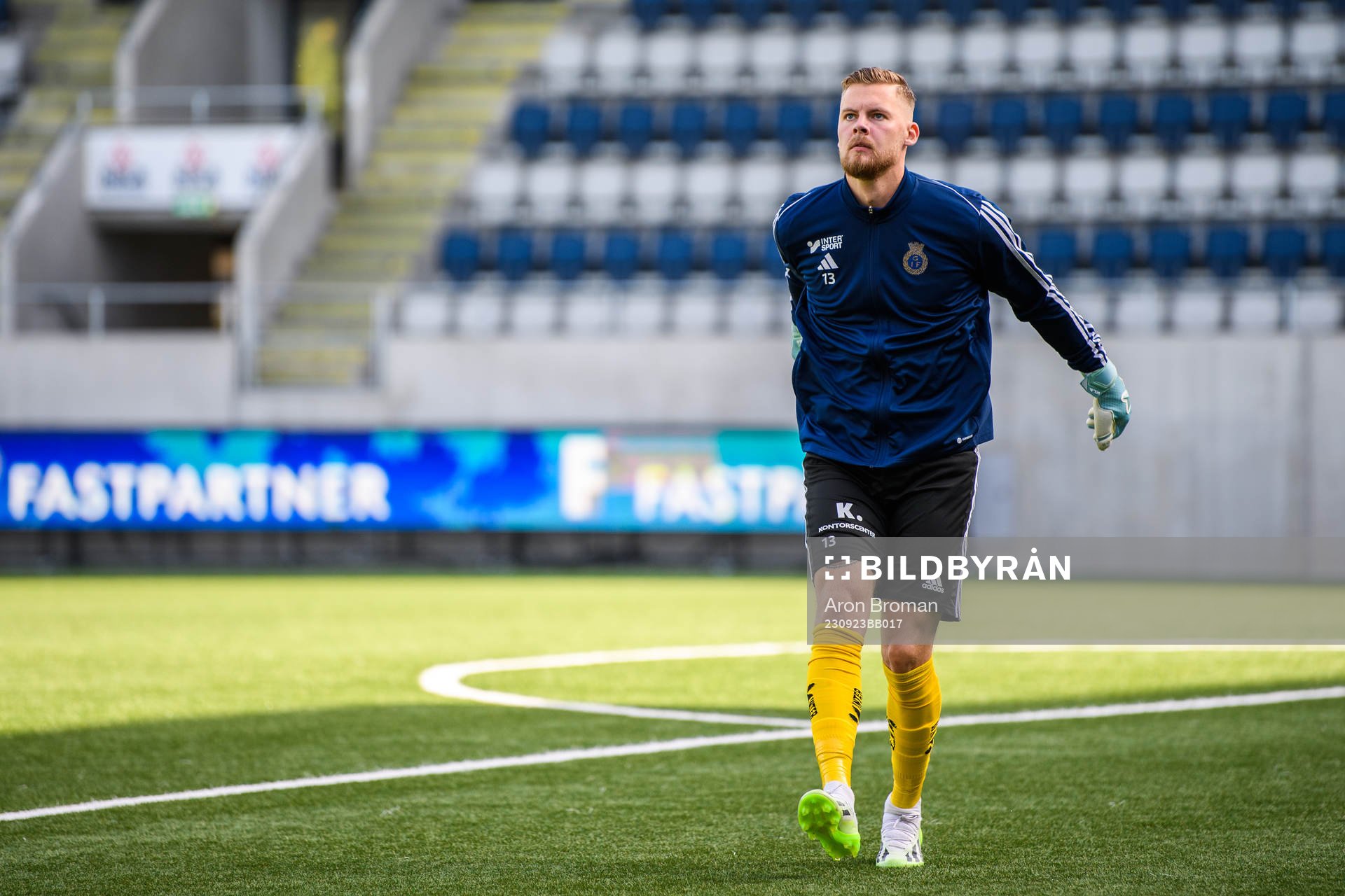 Gefles målvakt Robin Wallinder värmer upp