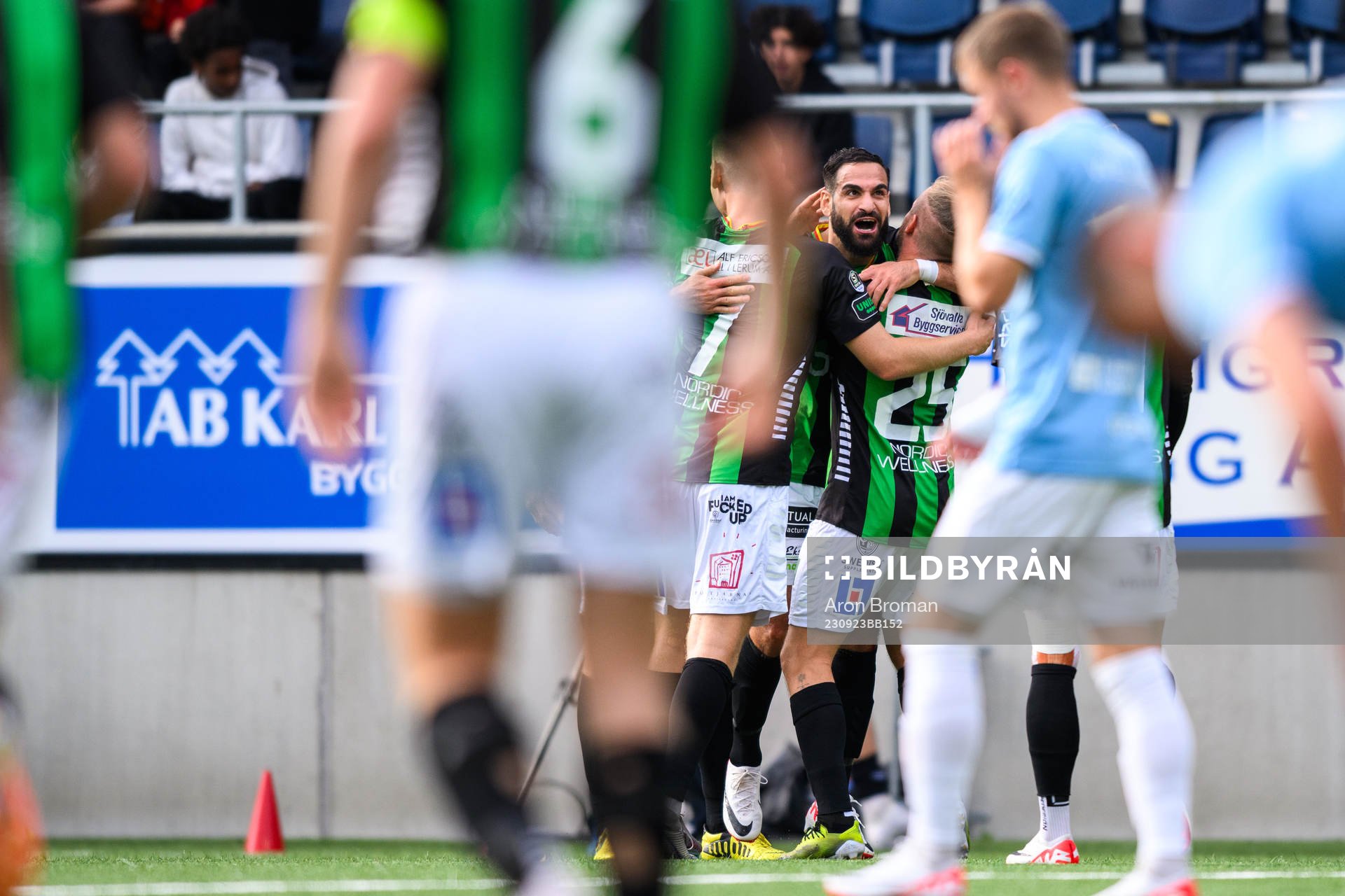 GAIS Mervan Celik jublar med lagkamrater