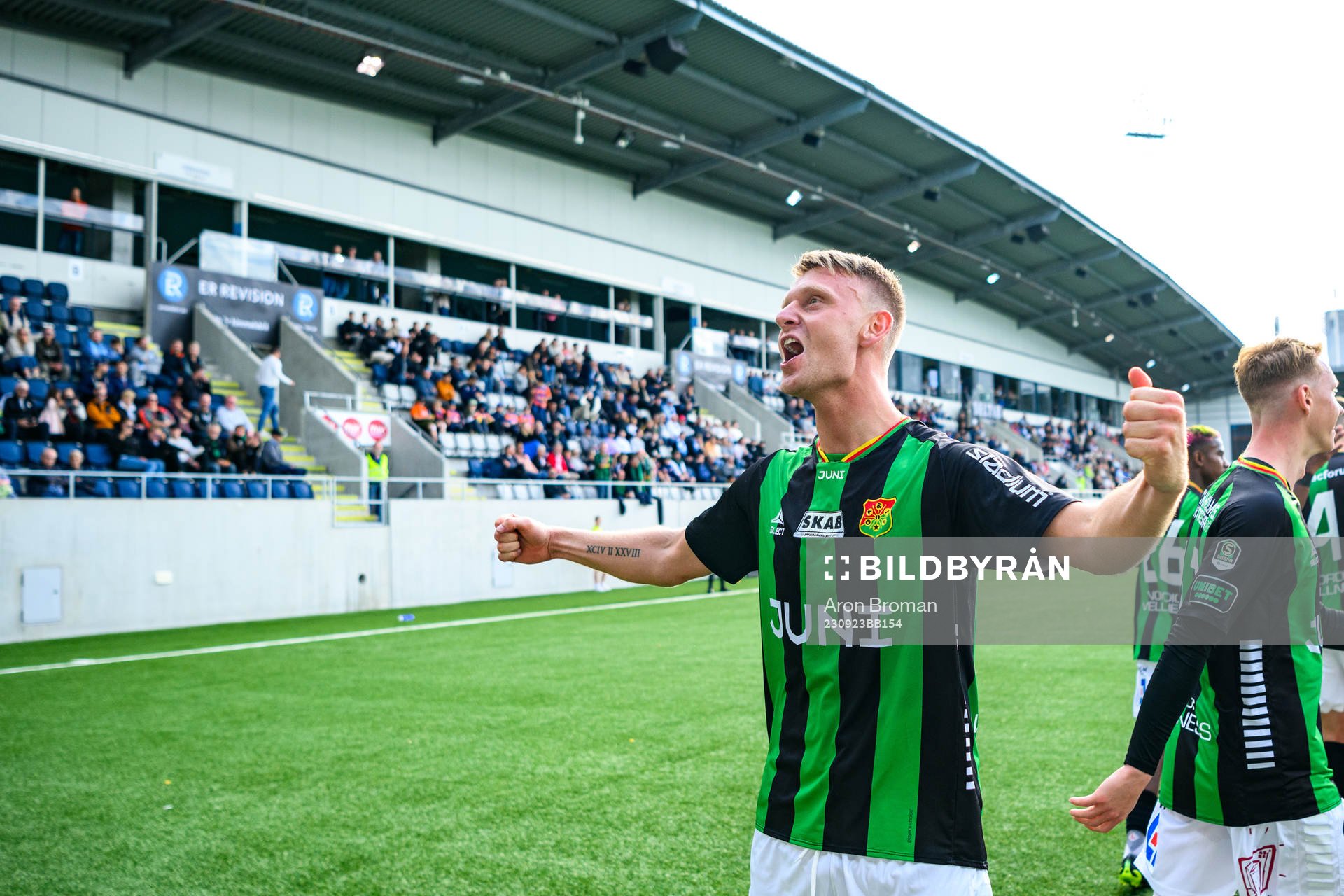 GAIS Joackim Åberg jublar med lagkamrater efter 0-3 under fotbollsmatchen i Superettan mellan Gefle och GAIS den 23 september 2023 i Gävle. 