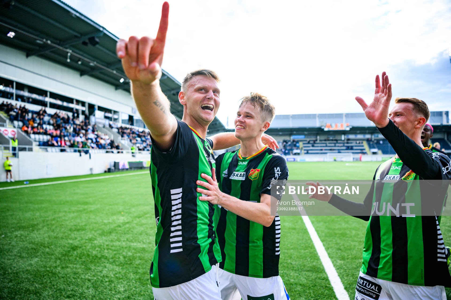 GAIS Joackim Åberg jublar med lagkamrater