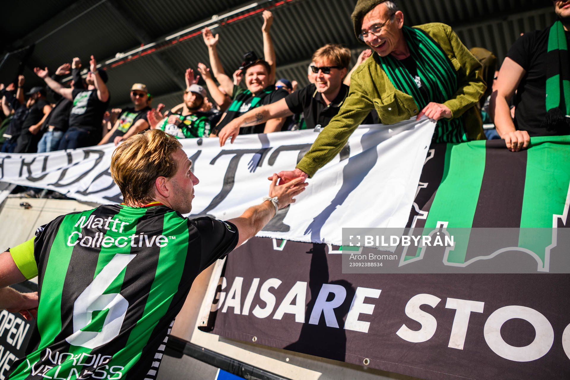 GAIS August Wängberg jublar med supportrar