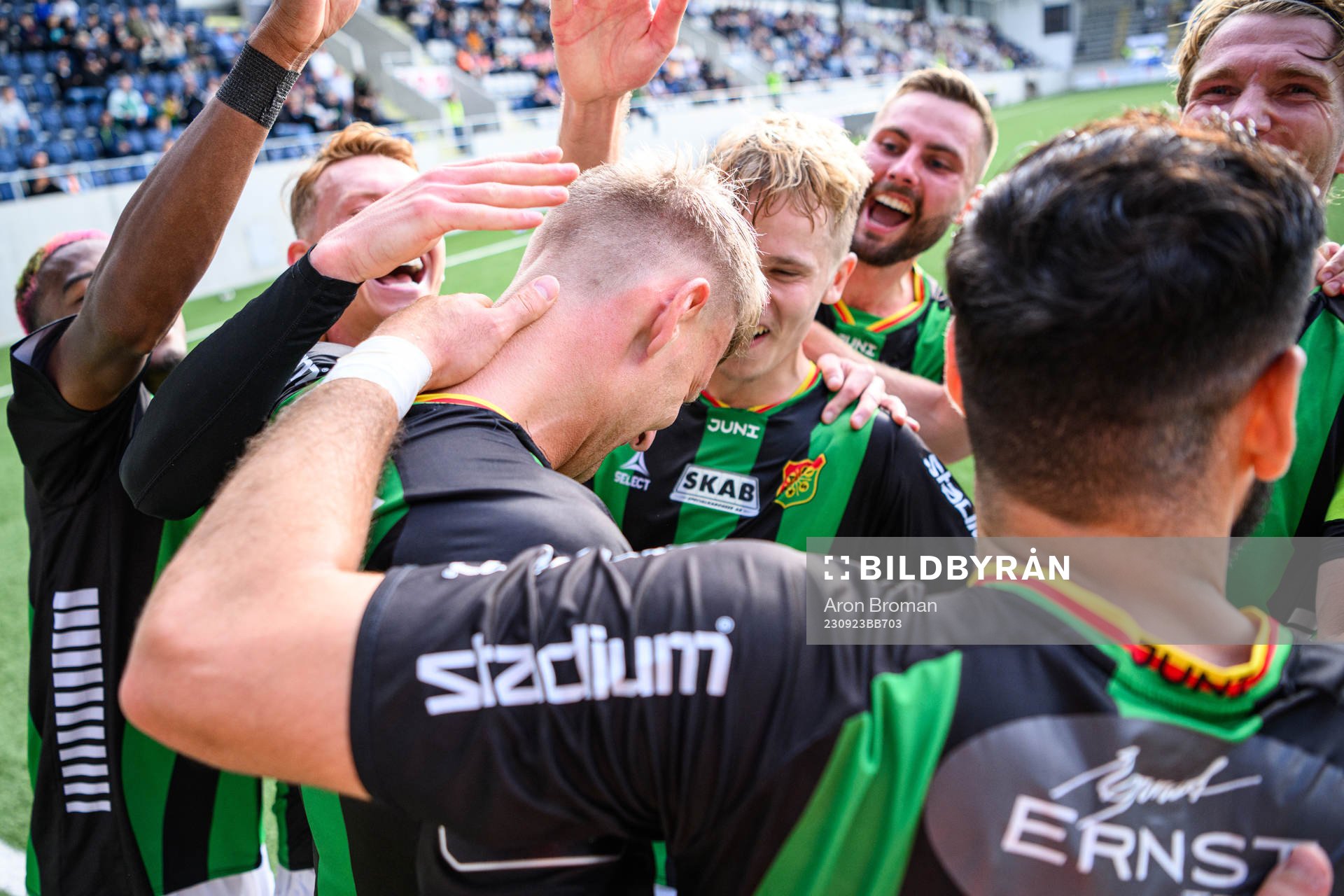 GAIS Joackim Åberg jublar med lagkamrater