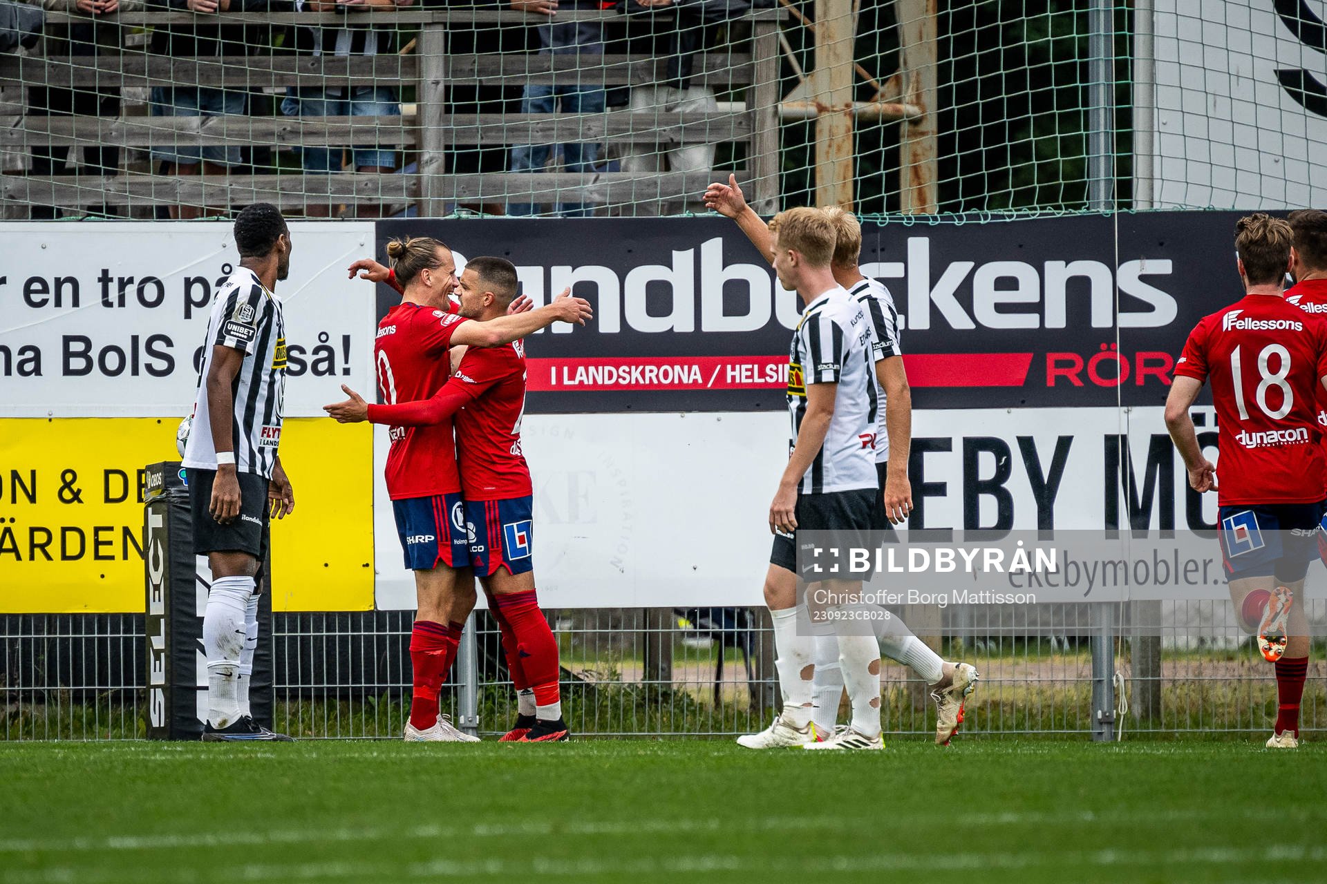 Östers Jesper Jonasson Westermark jublar med Vladimir Rodic