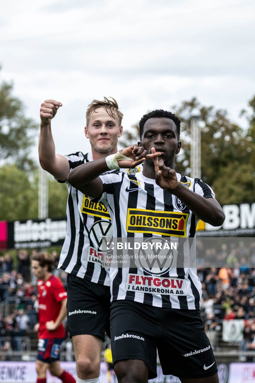 Landskronas Jesper Strid och Kofi Asare jublar efter 1-1 under fotbollsmatchen i Superettan mellan Landskrona och Öster den 23 september 2023 i Landskrona.