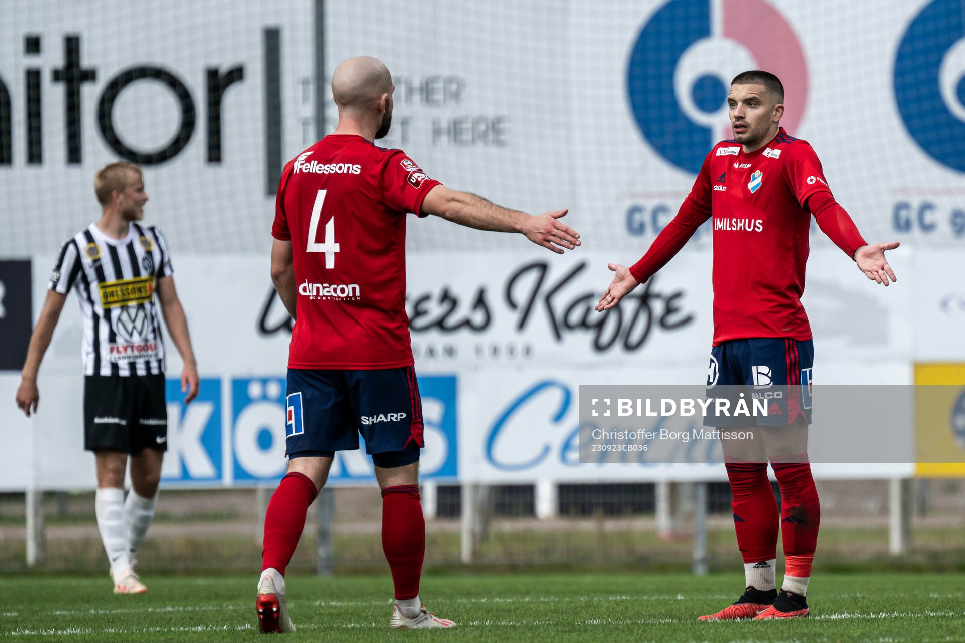 Östers Sebastian Hedlund och Vladimir Rodić deppar