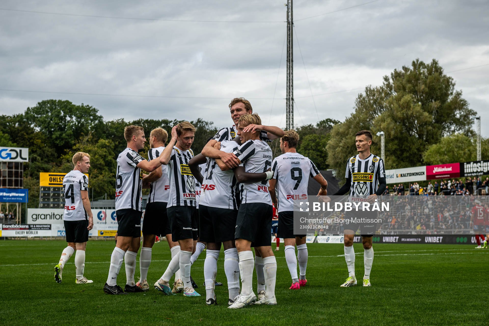 Landskronas Kofi Asare jublar tillsammans med lagkamrater efter 1-1 under fotbollsmatchen i Superettan mellan Landskrona och Öster den 23 september 2023 i Landskrona.