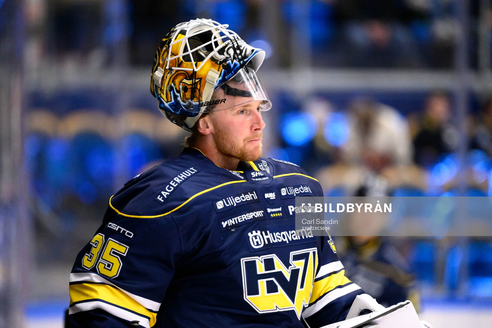 HV71s målvakt Victor Brattström värmer upp innan