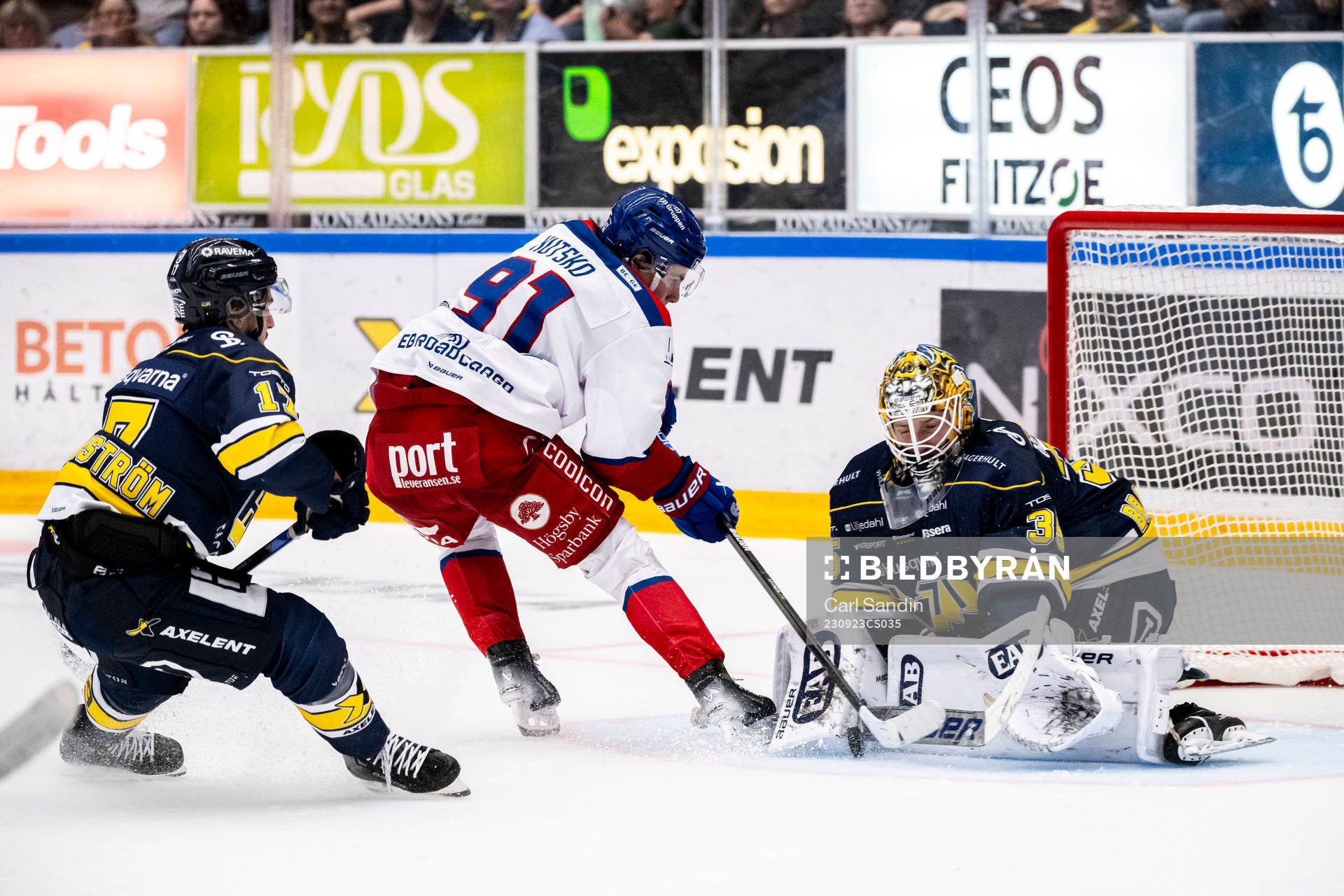 Oskarshamns Logan Hutsko och HV71s målvakt Victor