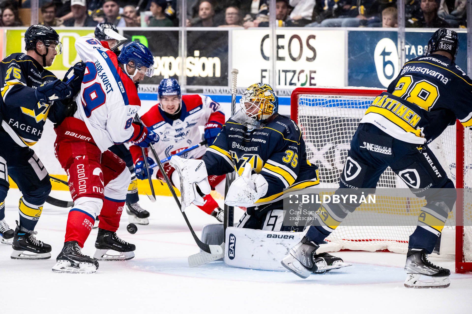 Oskarshamns Patrik Karlkvist och HV71s målvakt Victor