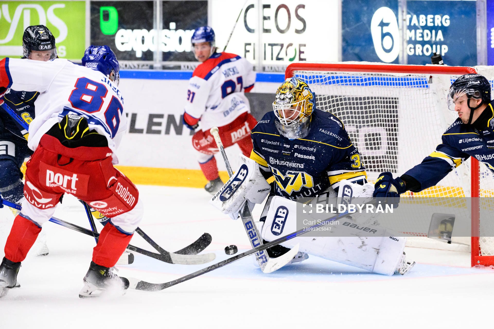 Oskarshamns Lukas Jasek mot HV71s målvakt Victor