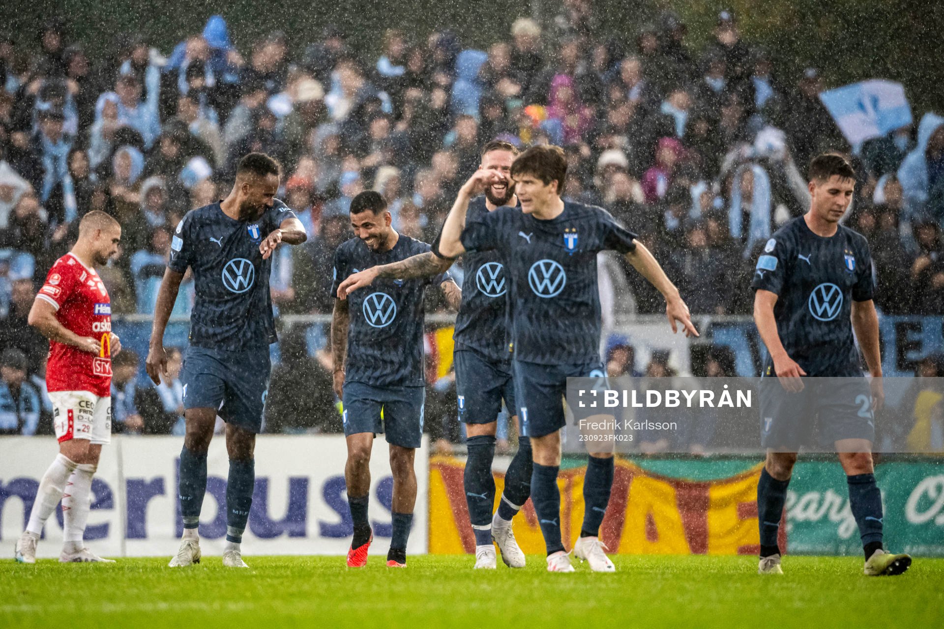 Malmö FFs Sergio Pena jublar med lagkamrater
