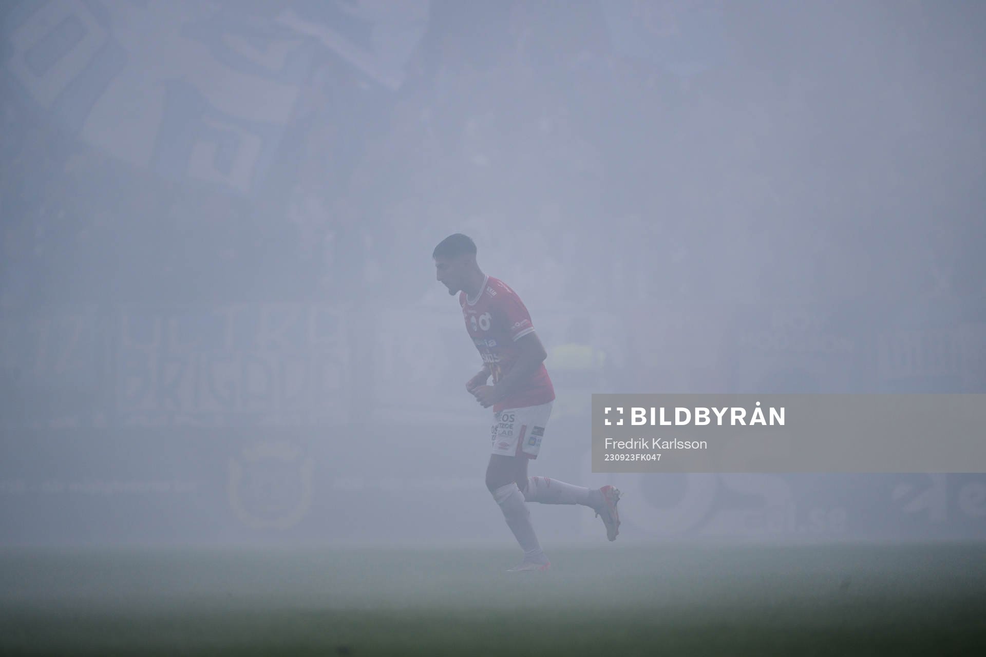 Pyroteknik avbröt matchen en kort stund