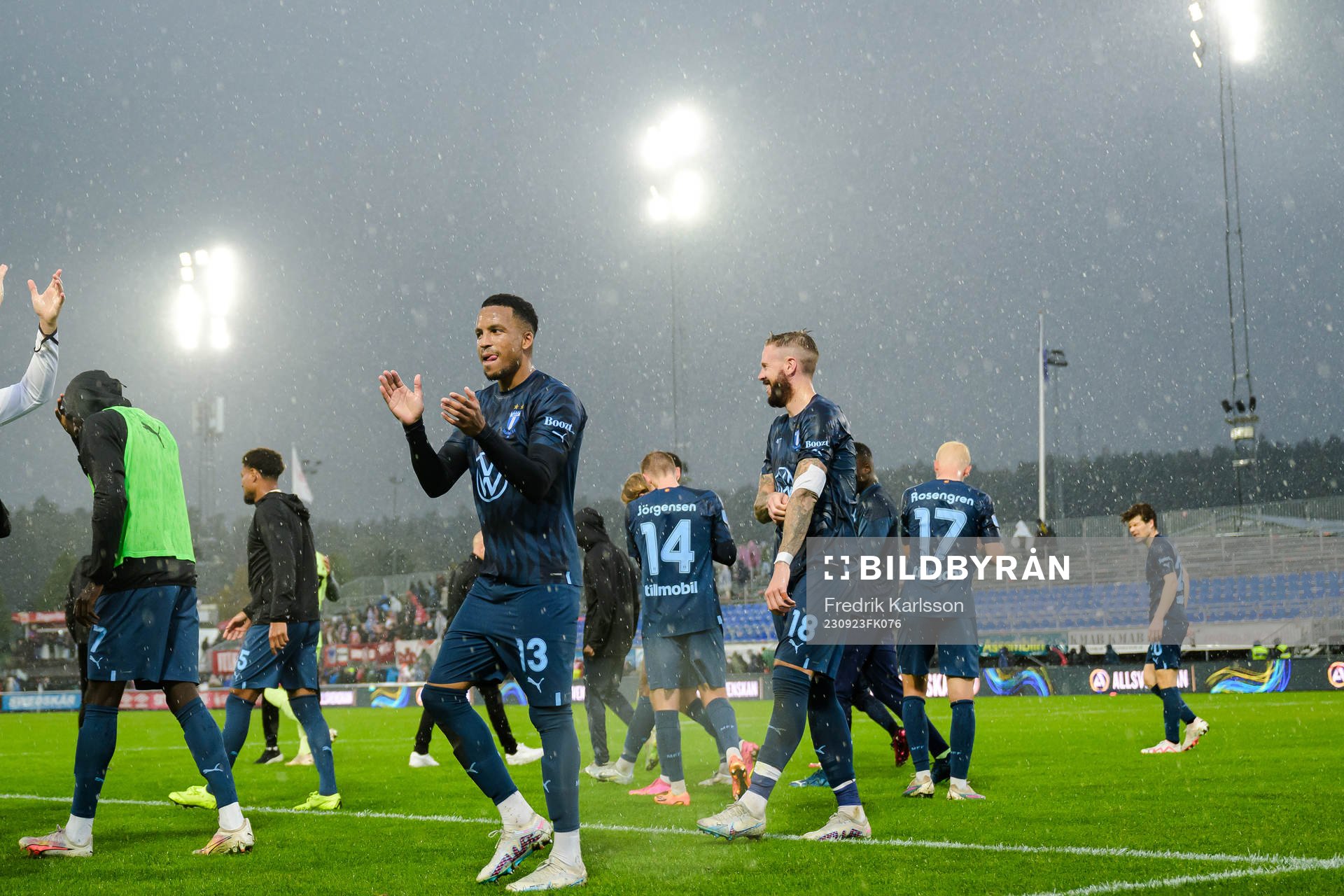 Malmö FFs Martin Olsson jublar och tackar publiken