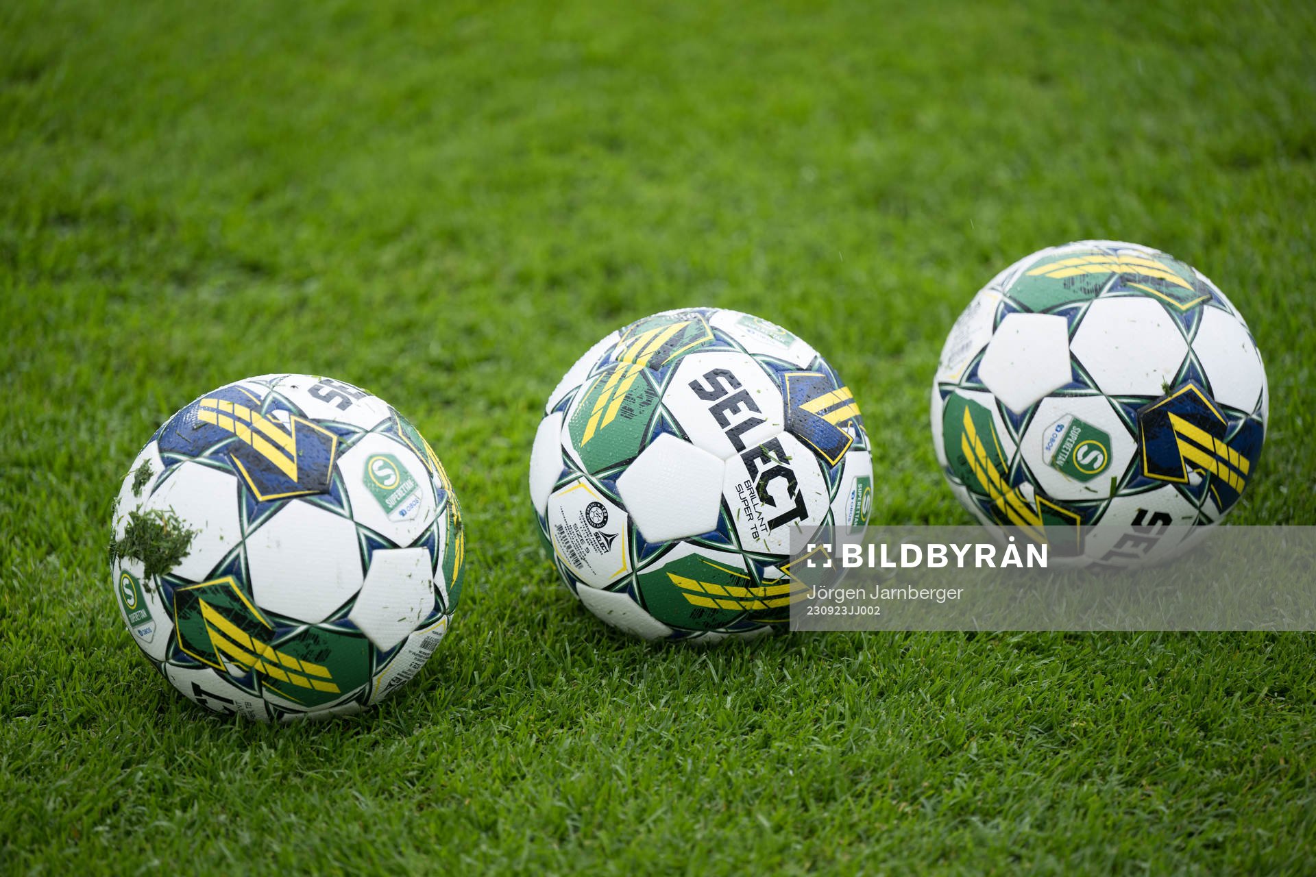 Fotbollar inför uppvärmning innan fotbollsmatchen i Superettan mellan Skövde AIK och Östersund den 23 september 2023 i Skövde. 