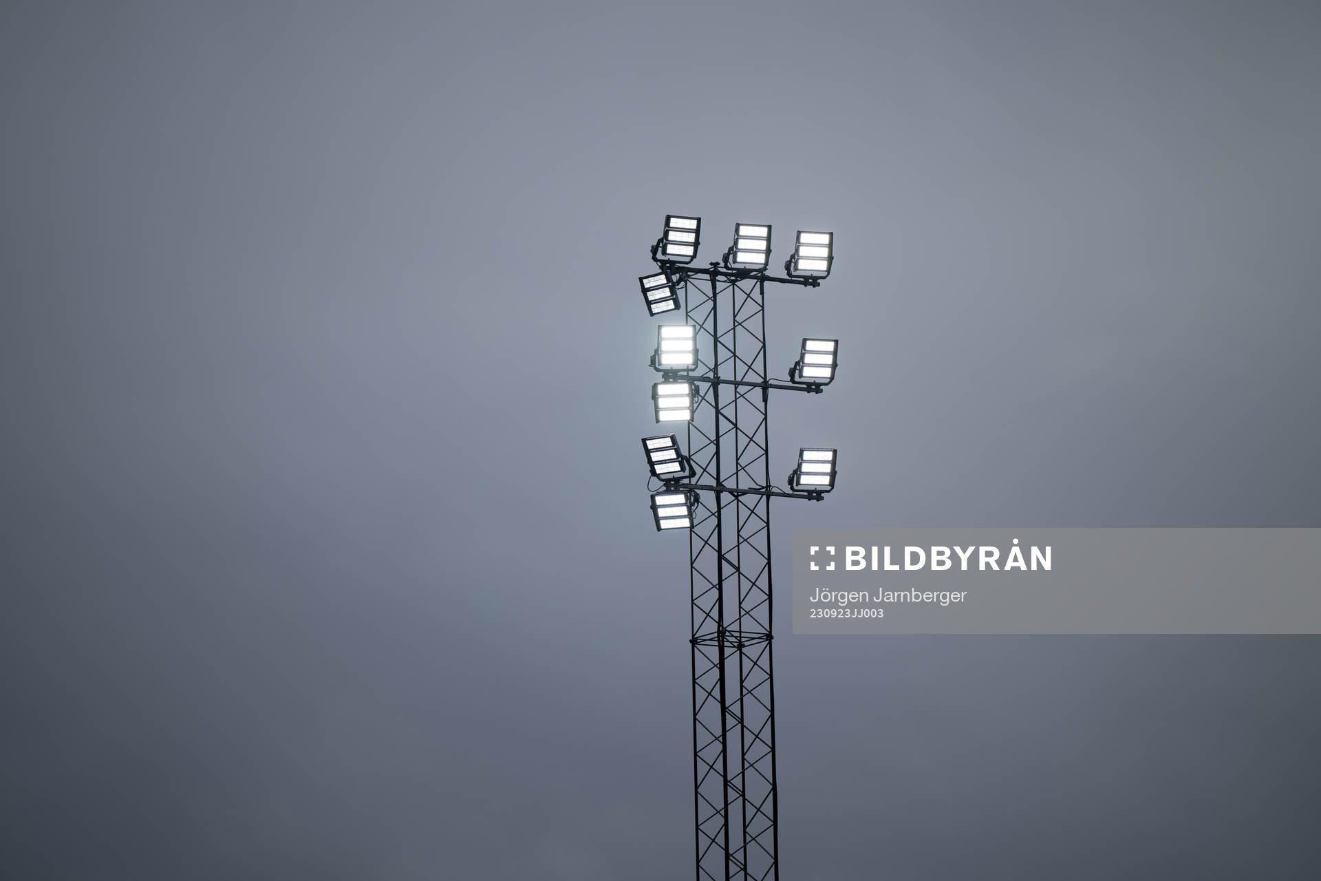 Regnväder och arenabelysning innan fotbollsmatchen i