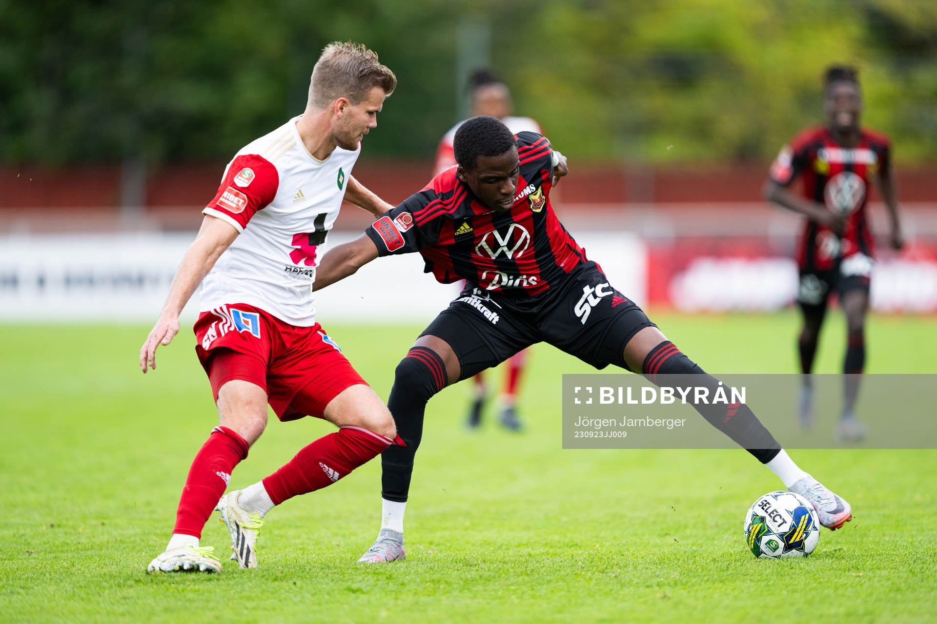 Skövde AIKs Elias Lindell och Östersunds Calvin Kabuye under fotbollsmatchen i Superettan mellan Skövde AIK och Östersund den 23 september 2023 i Skövde.