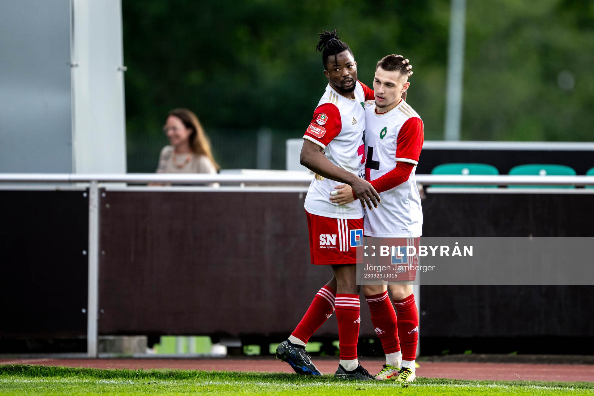 Skövdes Isak Bjerkebo jublar med Azeez Temitope Yusuf efter 4-0 under fotbollsmatchen i Superettan mellan Skövde AIK och Östersund den 23 september 2023 i Skövde.