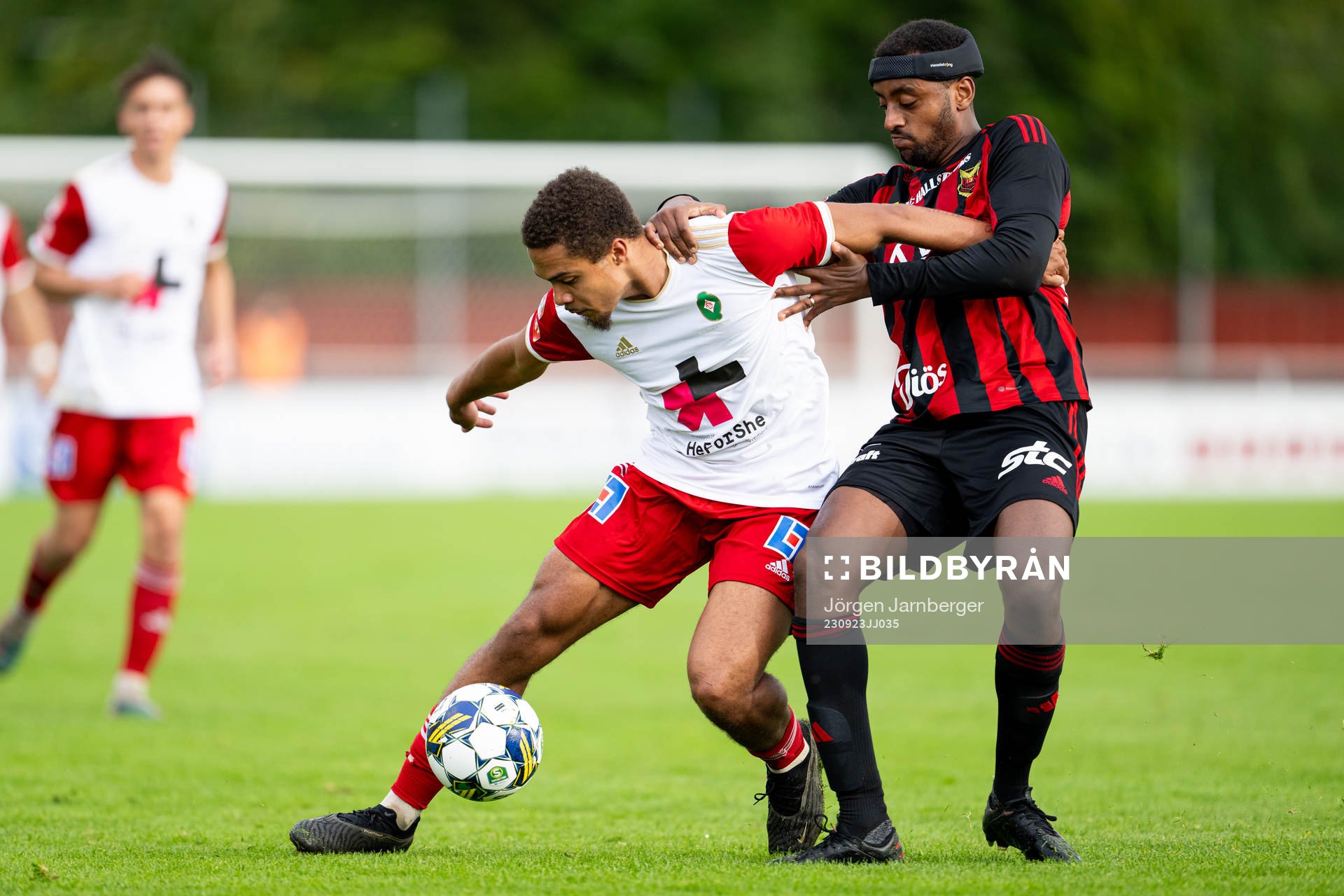 Skövde AIKs Darrell Kamdem Tibell och Östersunds Theodore