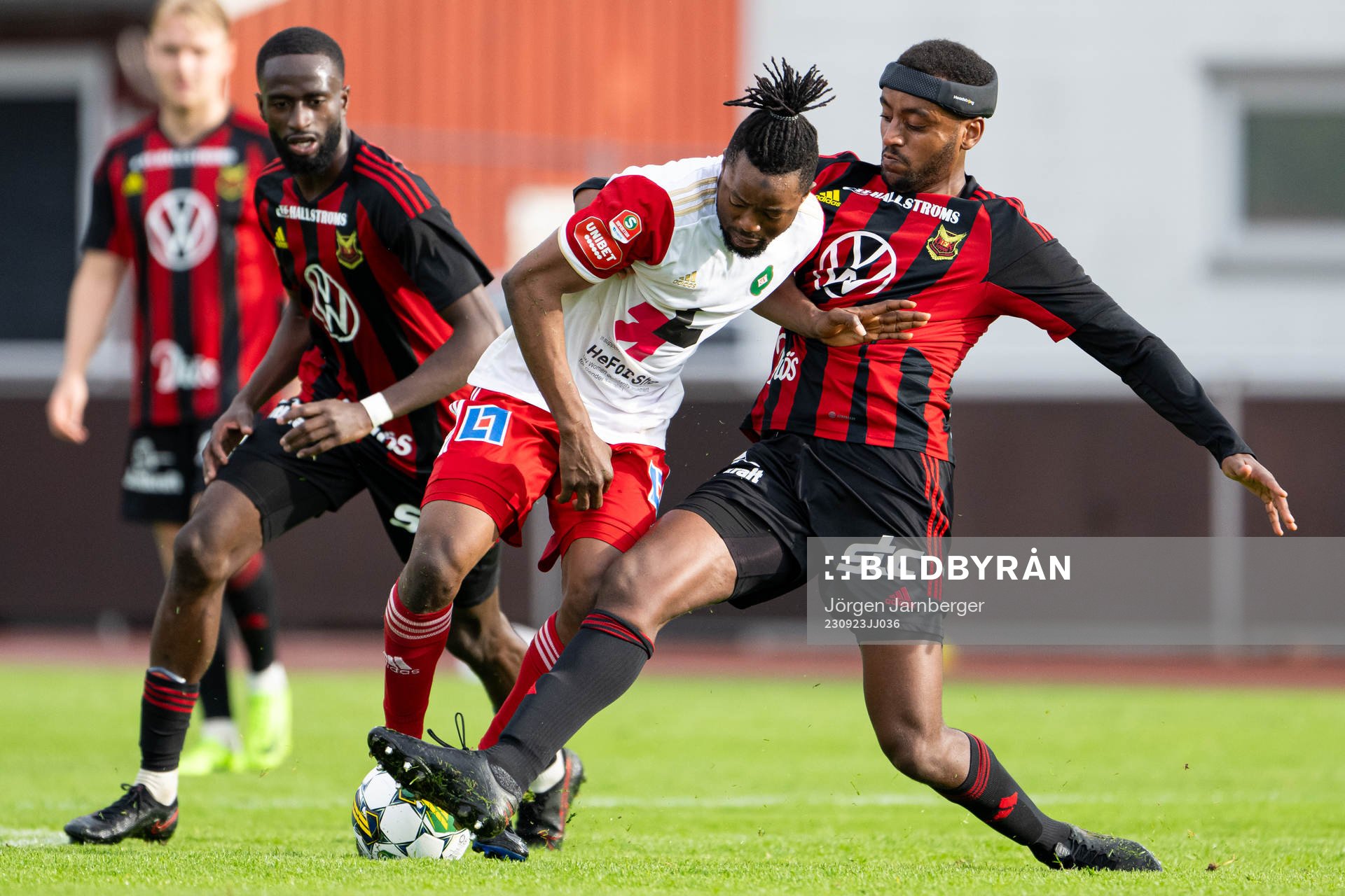 Skövde AIKs Azeez Temitope Yusuf och Östersunds Theodore