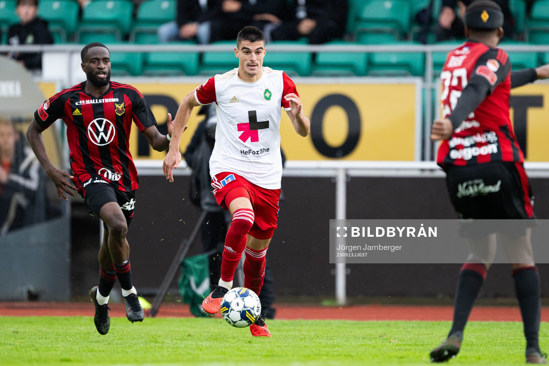 Östersunds Mansour Sinyan och Skövde AIKs Marc Ante Tokich