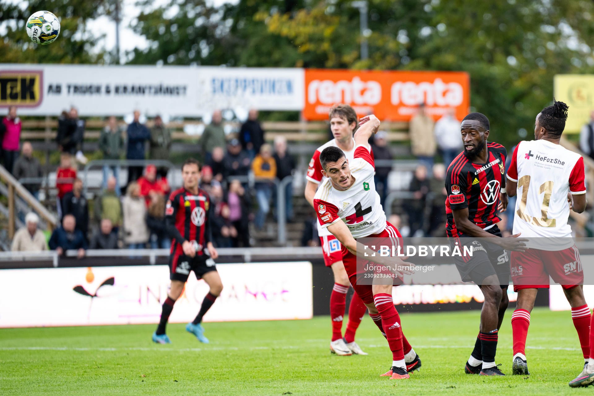 Skövde AIKs Marc Ante Tokich och Östersunds Mansour Sinyan