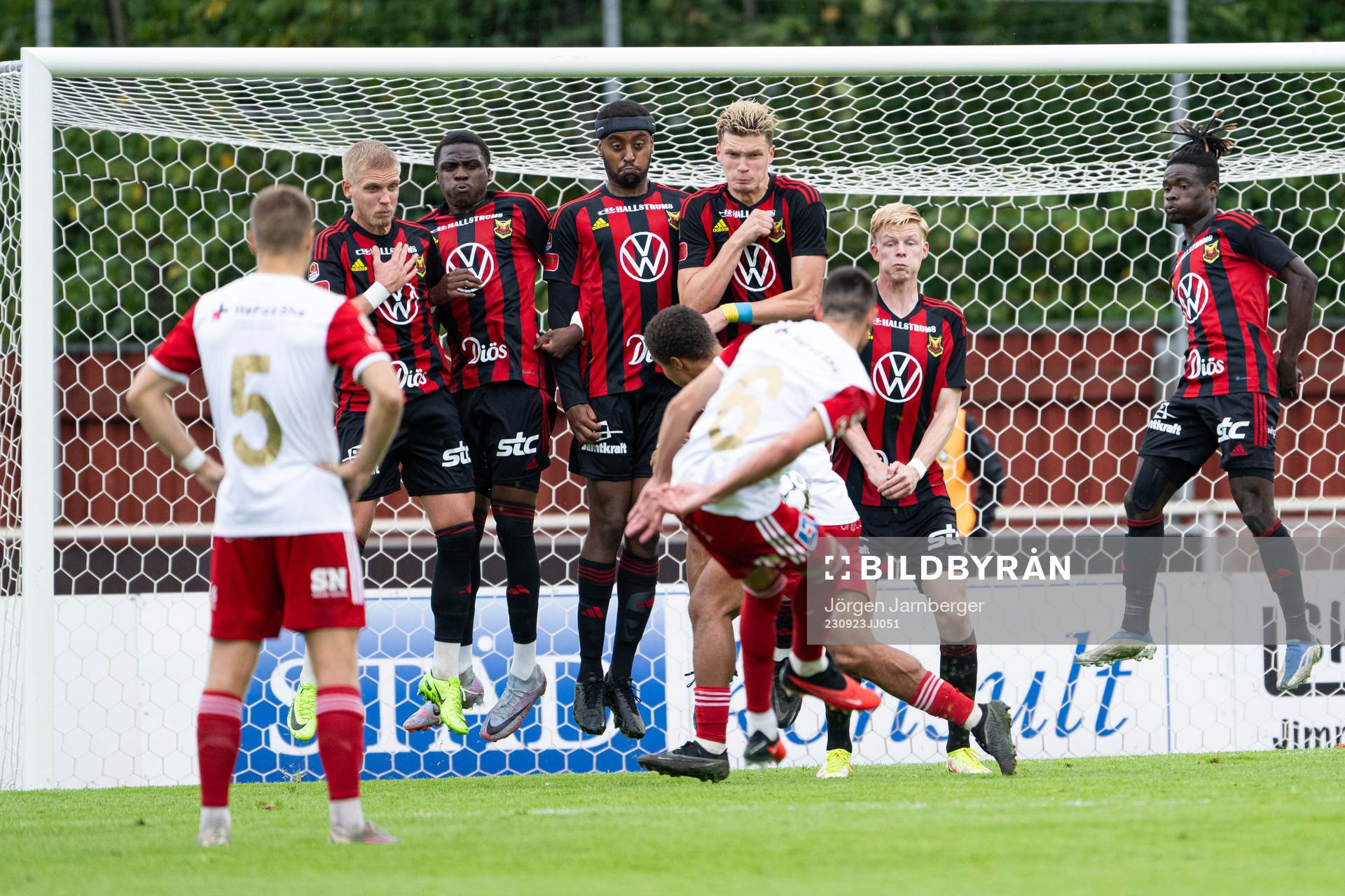Skövde AIKs spelare täcker en frispark